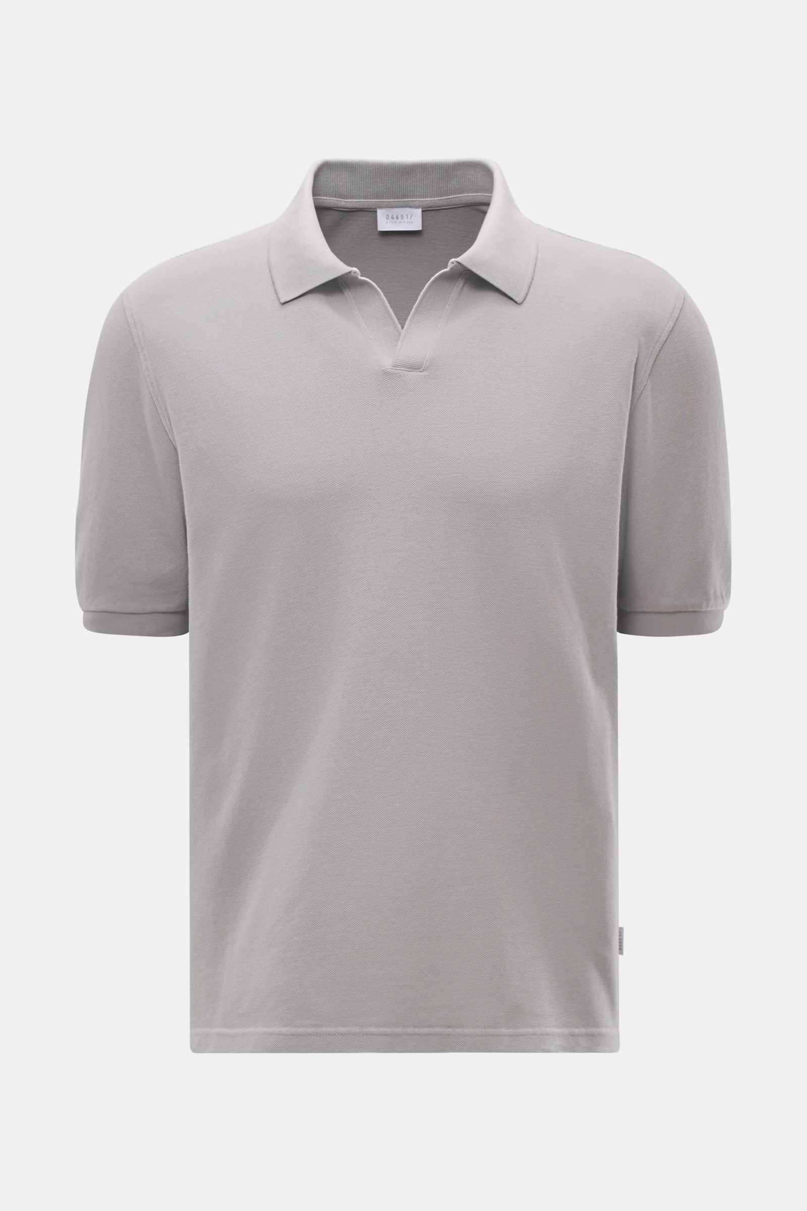 Front view of the 04651/ A trip in a bag Polo shirt 'Johnny' grey, a pure piqué cotton polo with open collar.

For relaxed casual looks: 04651/ A TRIP IN A BAG brings a relaxed summer vibe to your wardrobe with this pure cotton polo shirt featuring a m