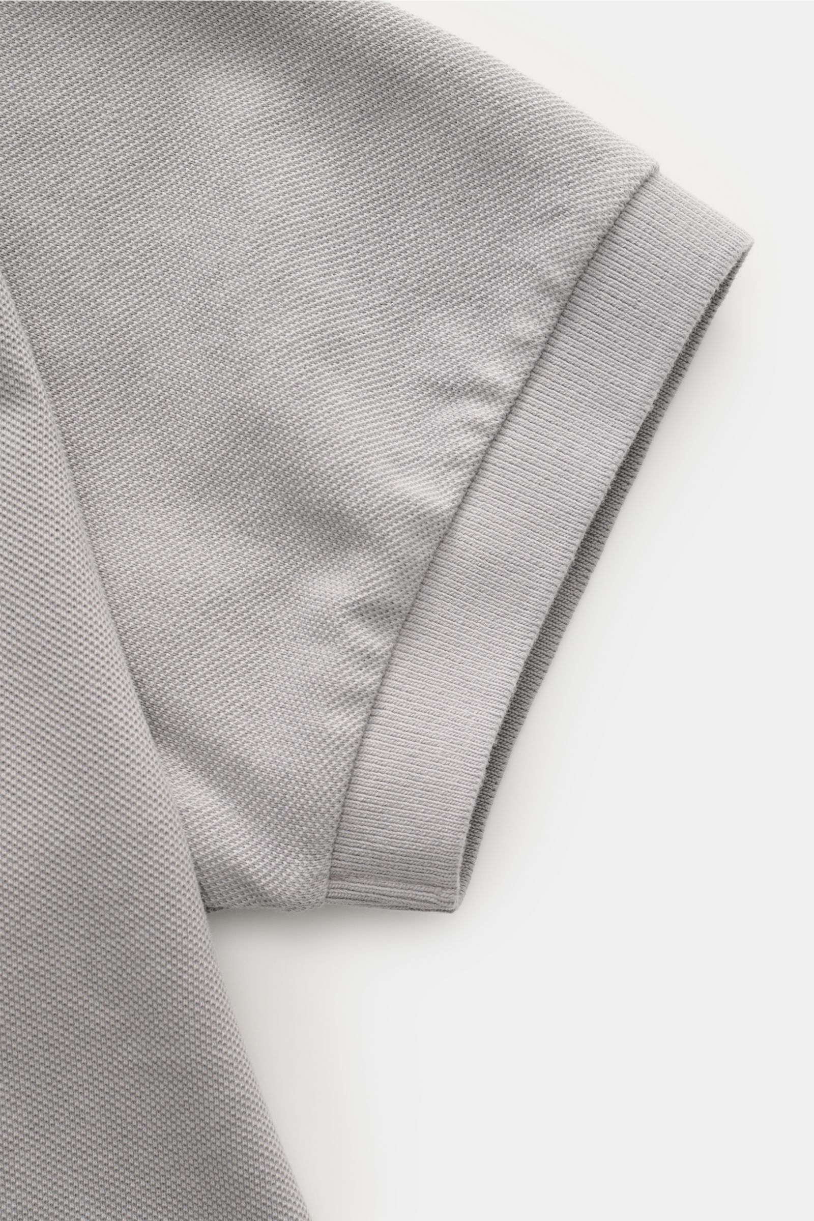 Close-up of the sleeve and side seam of the 04651/ A trip in a bag Polo shirt 'Johnny' grey, showing the pure piqué cotton texture and comfortable cuff from a top-down perspective.

For relaxed casual looks: 04651/ A TRIP IN A BAG brings a relaxed summ