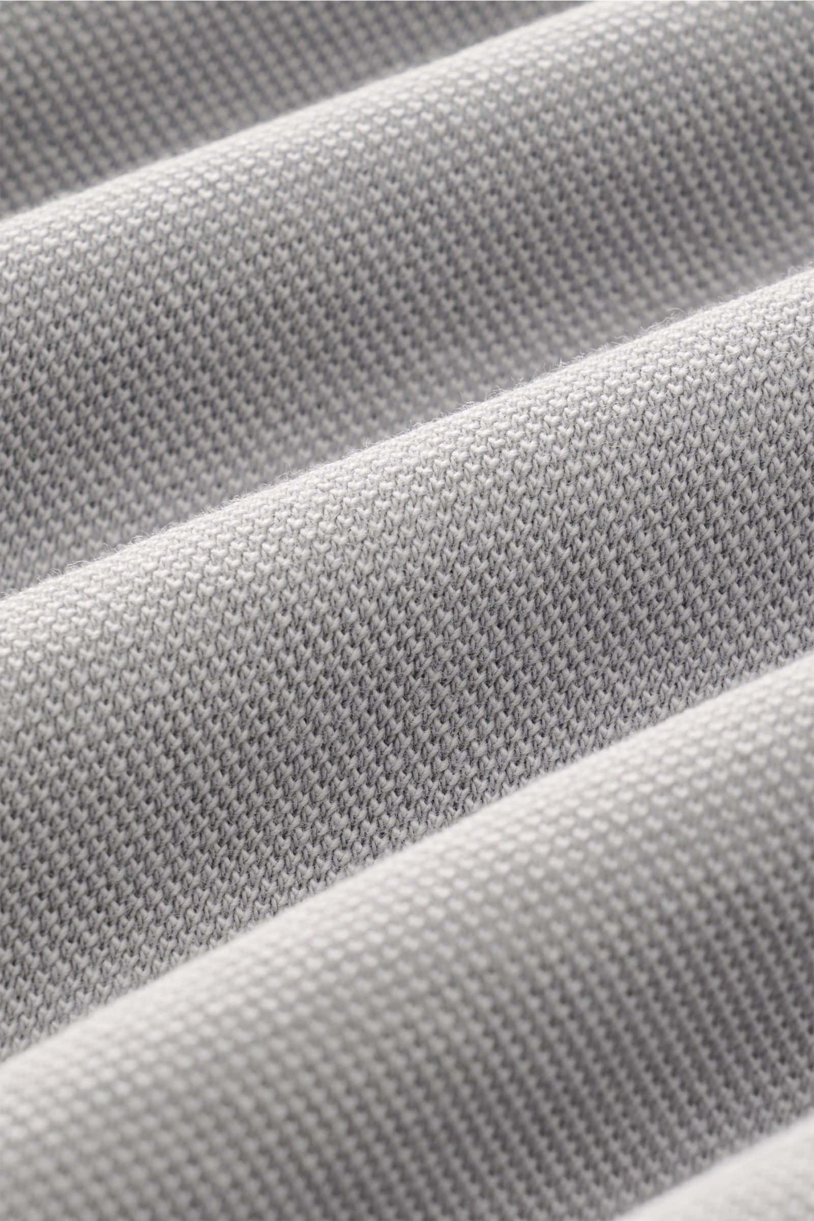 Alt tag (max 125 characters):
Close-up front view of grey piqué cotton fabric texture of 04651/ A trip in a bag Polo shirt 'Johnny' grey.

Detailed description:
For relaxed casual looks: 04651/ A TRIP IN A BAG brings a relaxed summer vibe to your wardr