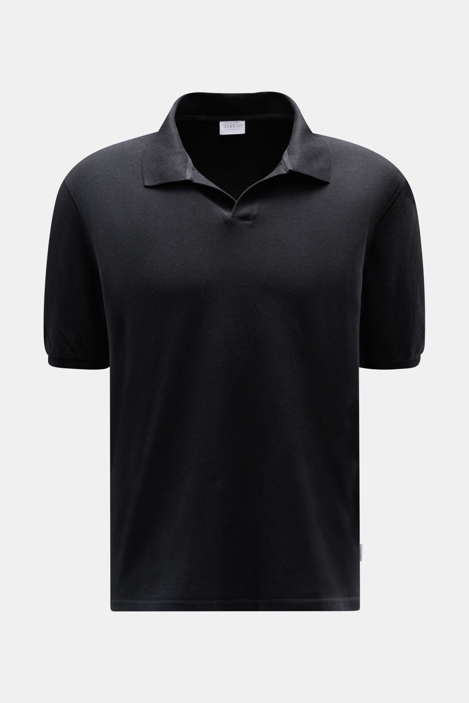Front view of 04651/ A trip in a bag Polo shirt 'Johnny' anthracite in pure piqué cotton with open collar and short sleeves.

For relaxed casual looks: 04651/ A TRIP IN A BAG brings a relaxed summer vibe to your wardrobe with this pure cotton polo shir