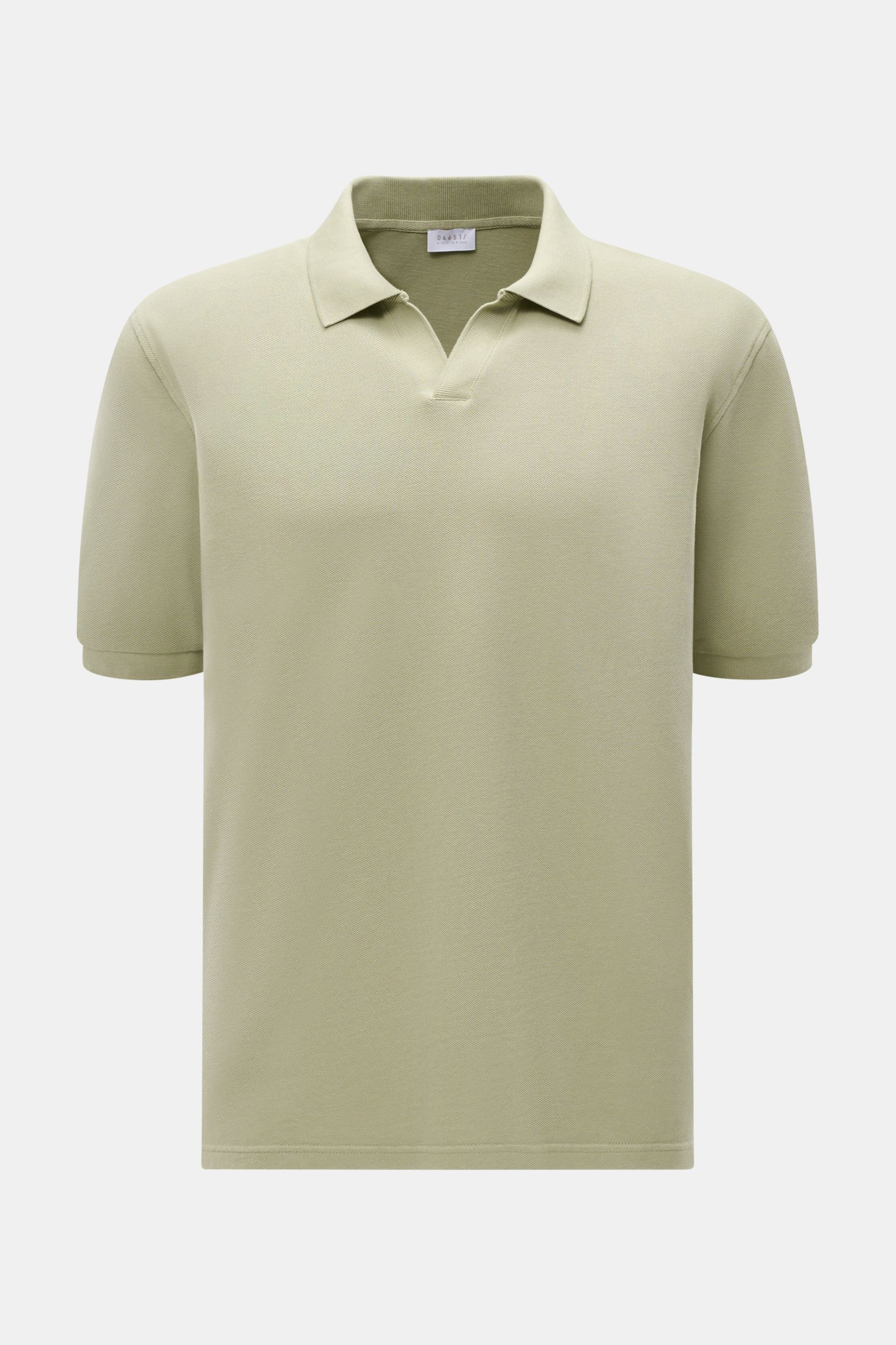 Frontansicht des 04651/ A trip in a bag Poloshirt 'Johnny' salbei aus reiner Baumwolle mit offenem Kragen, Regular Fit, kurzen Ärmeln.