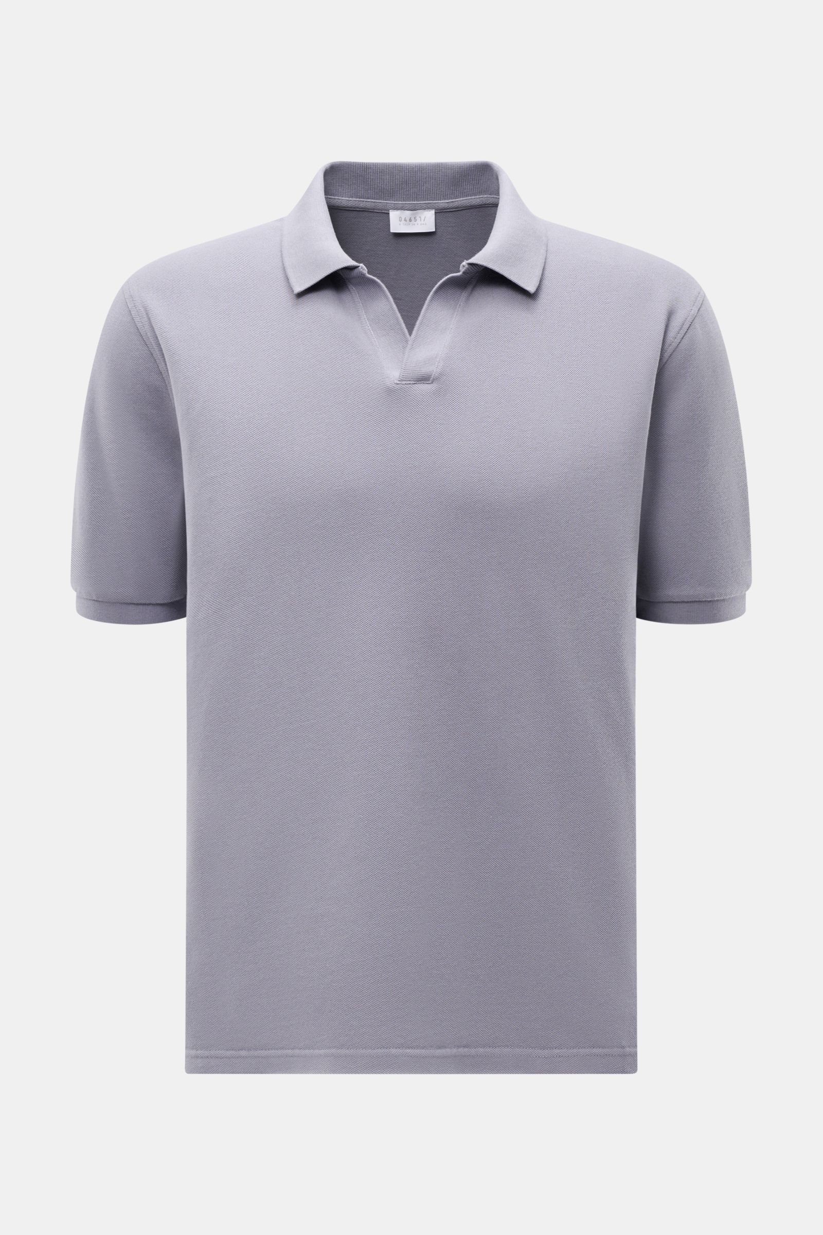 Frontansicht des 04651/ A trip in a bag Poloshirt 'Johnny' lavender in Piqué-Baumwolle mit offenem Kragen, Regular Fit, kurzen Ärmeln und Saumschlitzen.