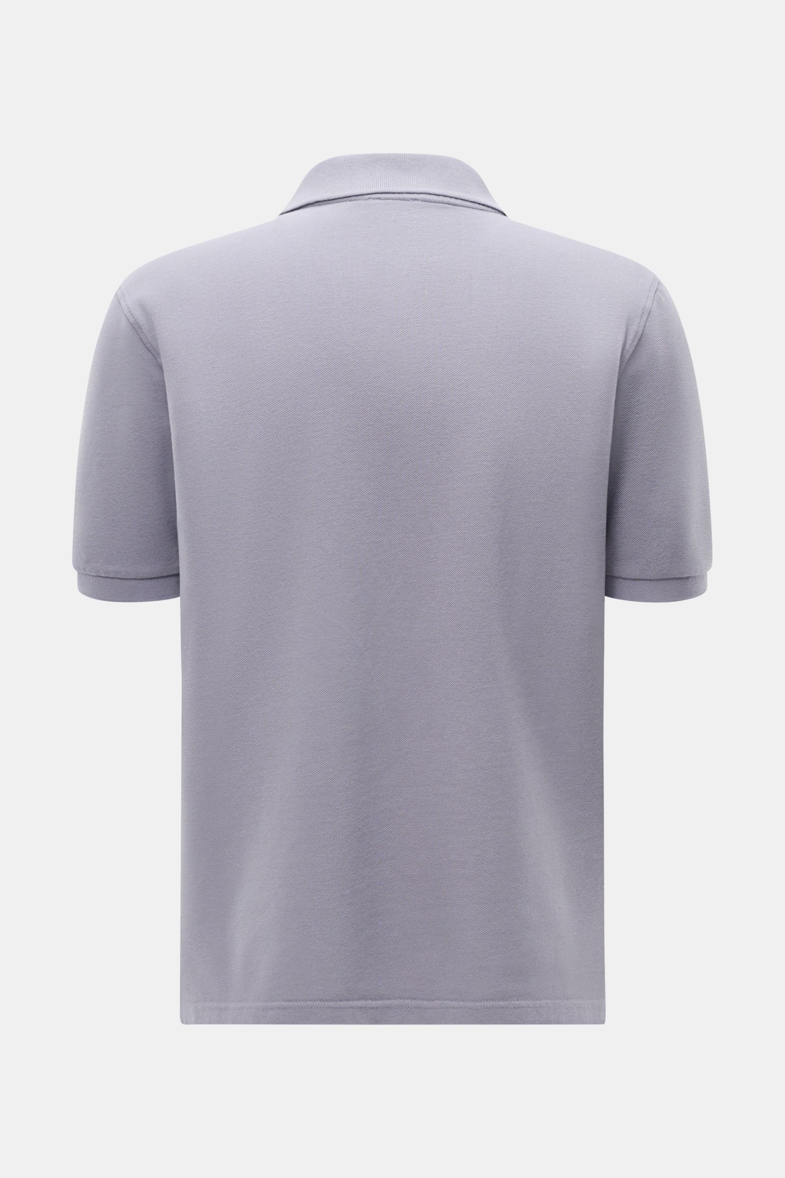 Rückenansicht des 04651/ A trip in a bag Poloshirt 'Johnny' lavender aus reiner Baumwolle mit offener Kragenleiste, Regular Fit und kurzen Saumschlitzen.