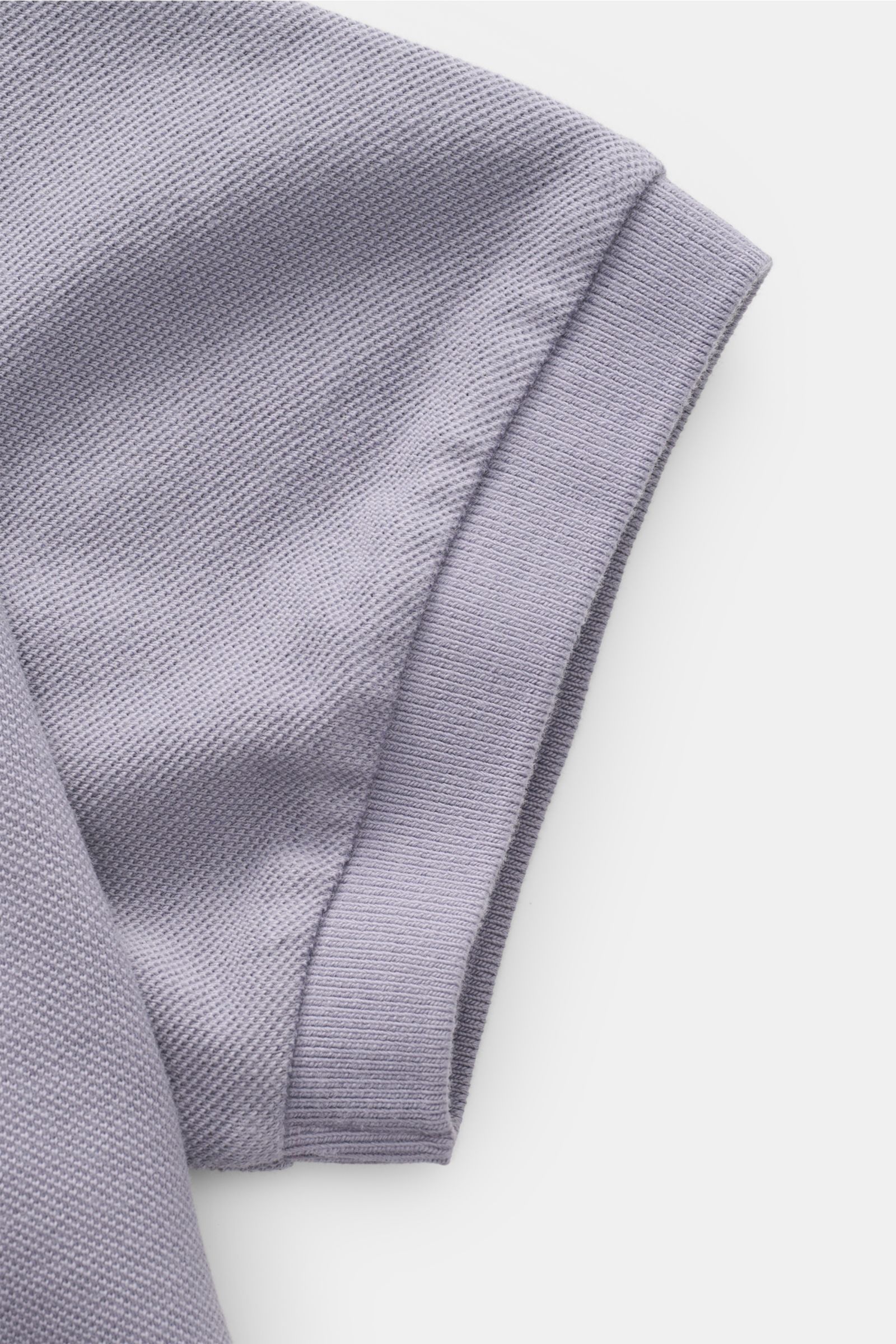 04651/ A trip in a bag Poloshirt 'Johnny' lavender, Detailaufnahme Ärmel mit kurzem Saumschlitz, Piqué Baumwolle, Regular Fit, offener Kragen.