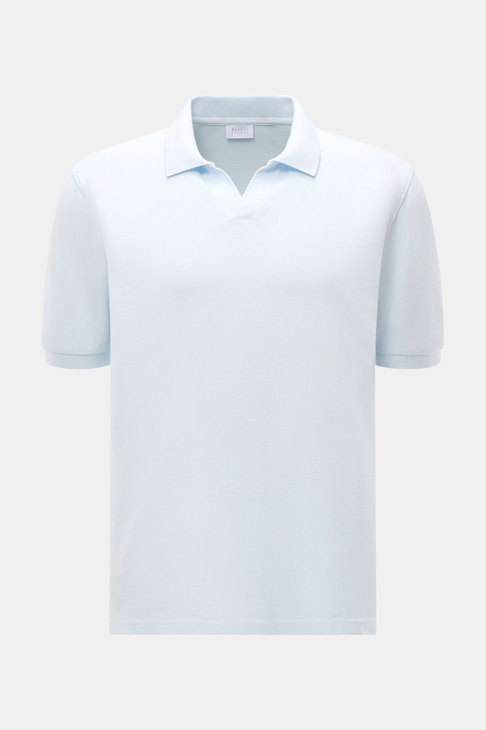 04651/ A trip in a bag Poloshirt 'Johnny' pastellblau, Frontansicht, Piqué-Baumwolle, Regular Fit, offener Kragen, kurze Ärmel, Saumschlitze, Weblabel.