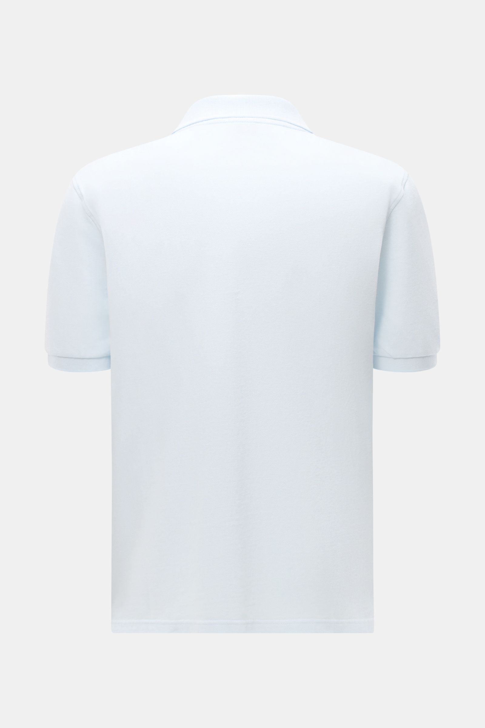 Rückansicht des 04651/ A trip in a bag Poloshirt 'Johnny' pastellblau aus reiner Baumwolle, Regular Fit mit offenem Kragen, kurzen Ärmeln und Saumschlitzen.