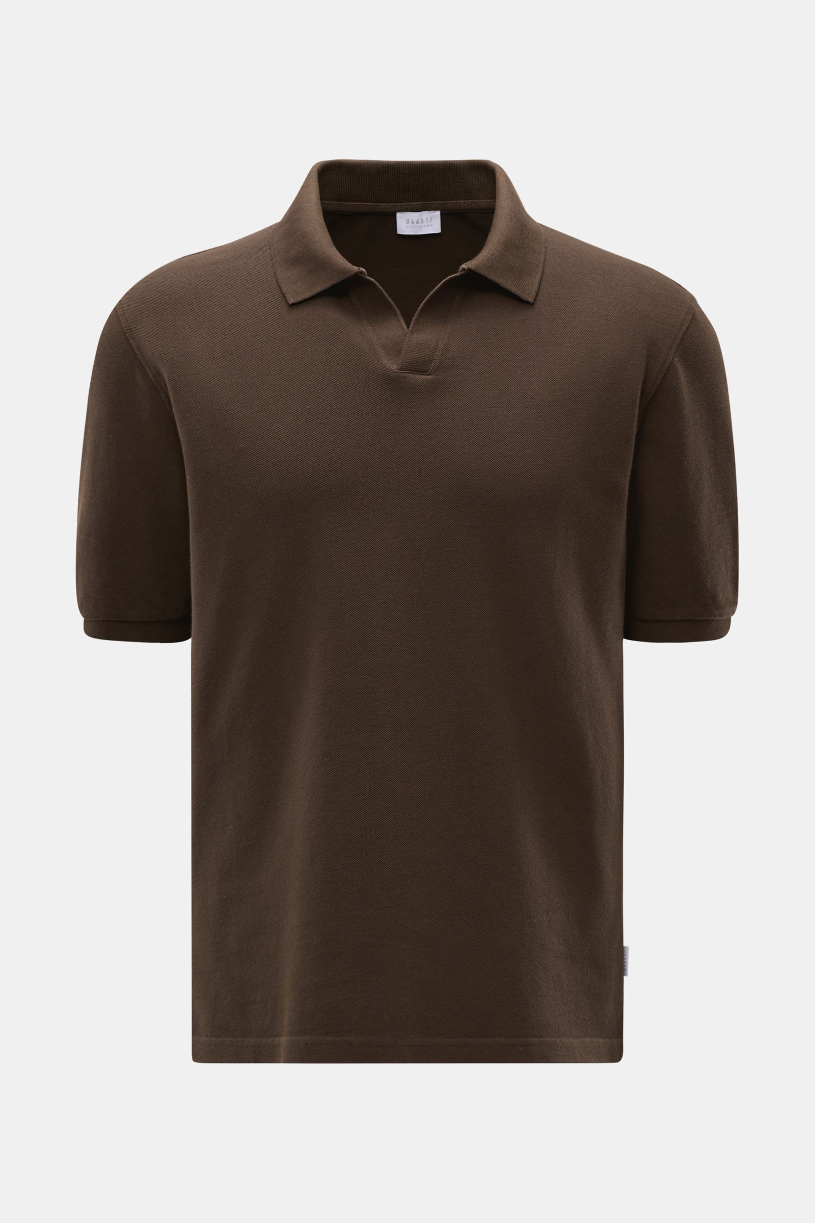 Front view of the 04651/ A trip in a bag Polo shirt 'Johnny' dark brown in pure cotton with open collar and short sleeves.

For relaxed casual looks: 04651/ A TRIP IN A BAG brings a relaxed summer vibe to your wardrobe with this pure cotton polo shirt 