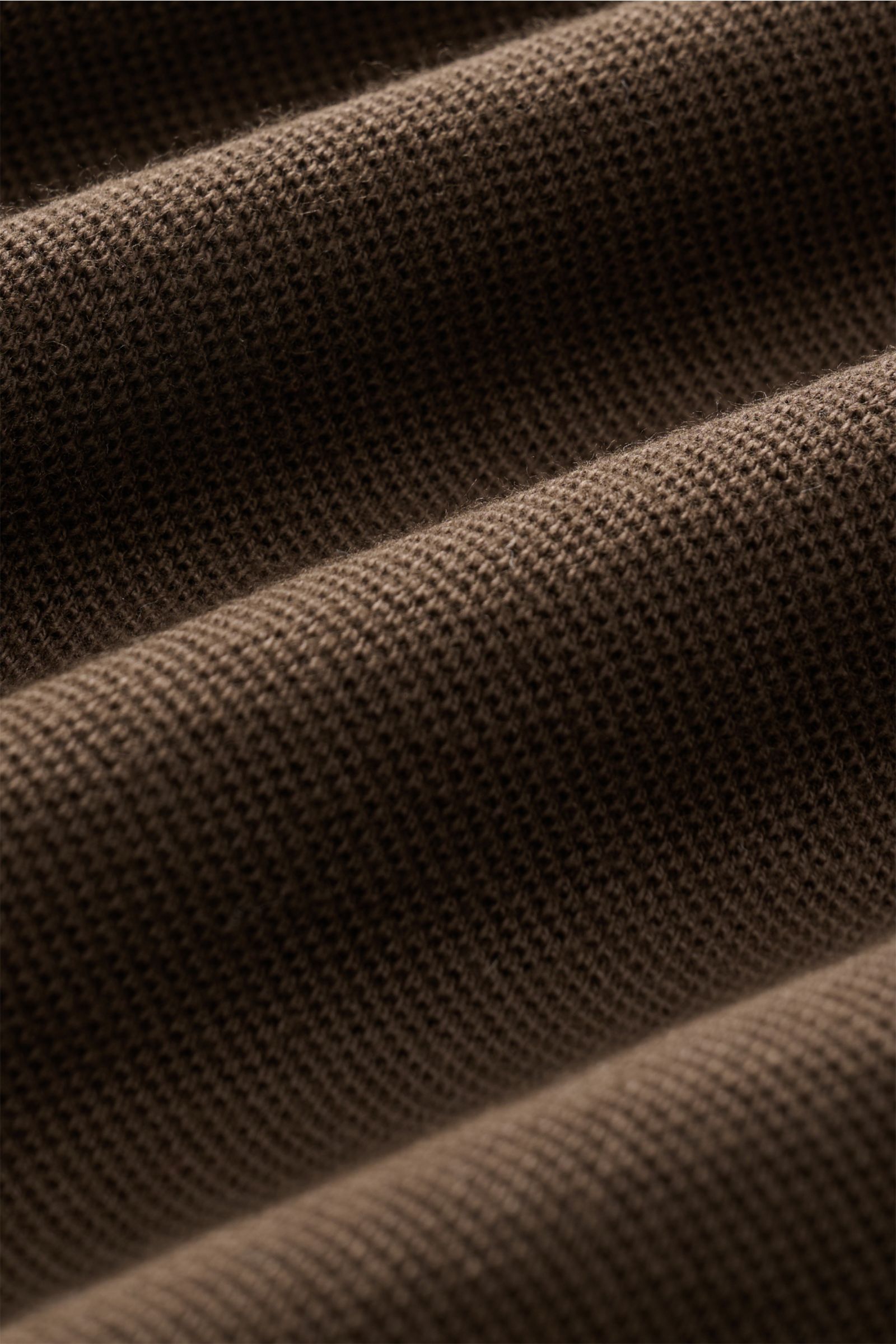 Alt tag (125 characters max):
Close-up fabric detail of dark brown 04651/ A trip in a bag Polo shirt 'Johnny' showing texture and weave from a side angle.

Additional description:
For relaxed casual looks: 04651/ A TRIP IN A BAG brings a relaxed summer