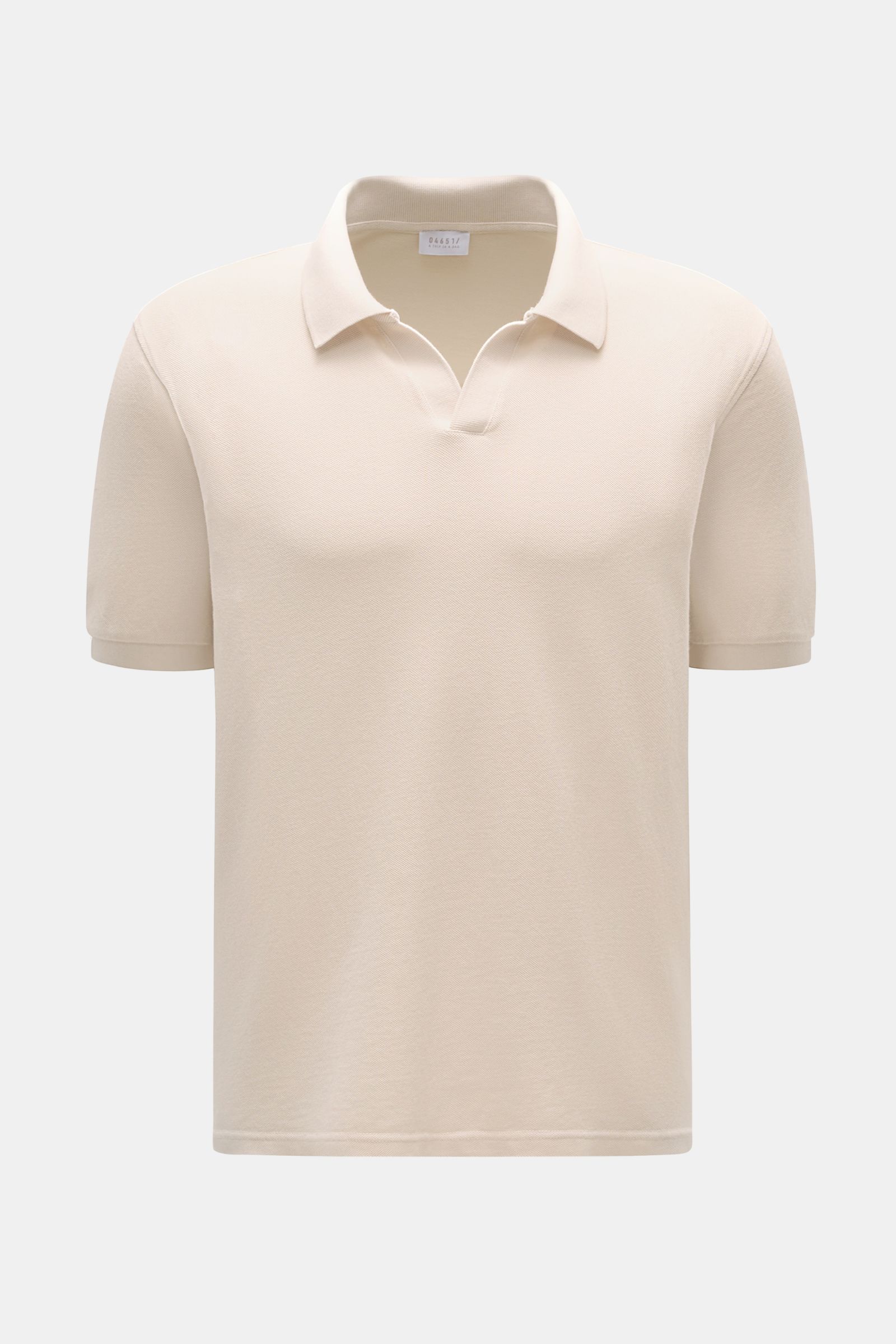 Front view of the 04651/ A trip in a bag Poloshirt 'Johnny' sand in pure cotton piqué with classic collar, open placket, and short sleeves.

Für lässige Freizeitlooks: 04651/ A TRIP IN A BAG bringt mit dem Poloshirt aus reiner Baumwolle und mit moderne