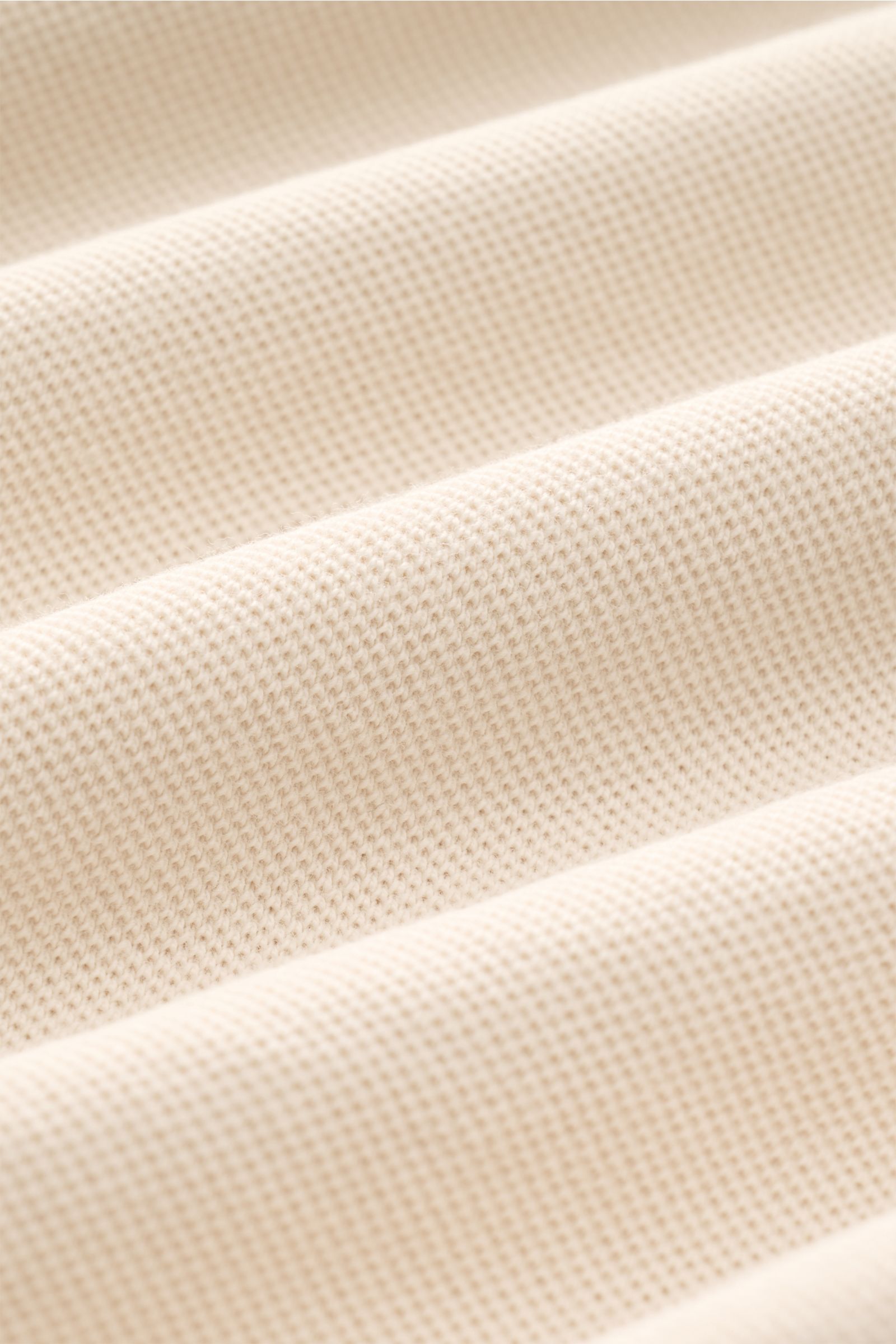 Close-up fabric view of 04651/ A trip in a bag Poloshirt 'Johnny' sand, showing fine cotton piqué texture from a diagonal perspective.

Für lässige Freizeitlooks: 04651/ A TRIP IN A BAG bringt mit dem Poloshirt aus reiner Baumwolle und mit moderner, of