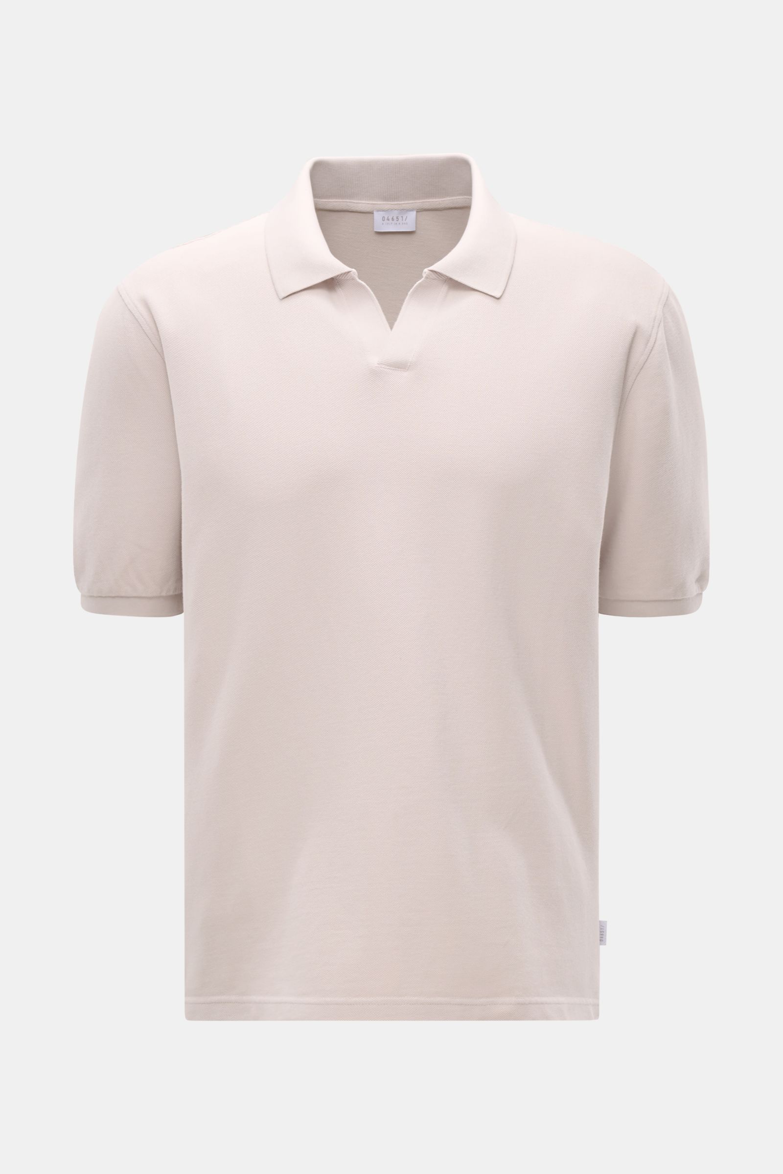 Front view of the 04651/ A trip in a bag Polo shirt 'Johnny' sand, a pure cotton polo with an open collar and comfortable cuffs.

For relaxed casual looks: 04651/ A TRIP IN A BAG brings a relaxed summer vibe to your wardrobe with this pure cotton polo 