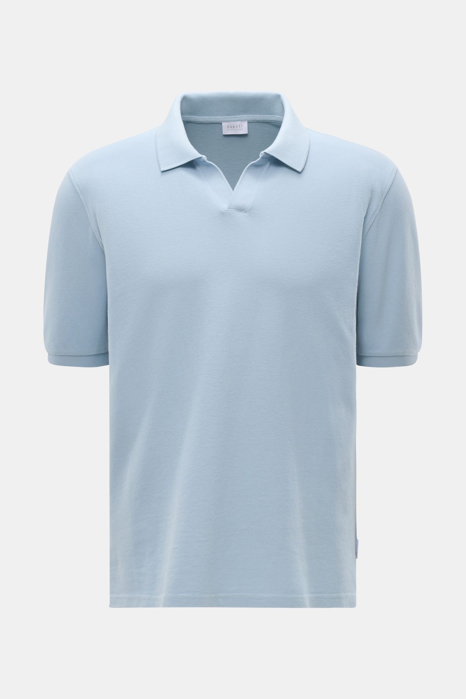 Front view of 04651/ A trip in a bag Polo shirt 'Johnny' smoky blue, pure piqué cotton, regular fit with classic open collar.

Description: For relaxed casual looks: 04651/ A TRIP IN A BAG brings a relaxed summer vibe to your wardrobe with this pure co