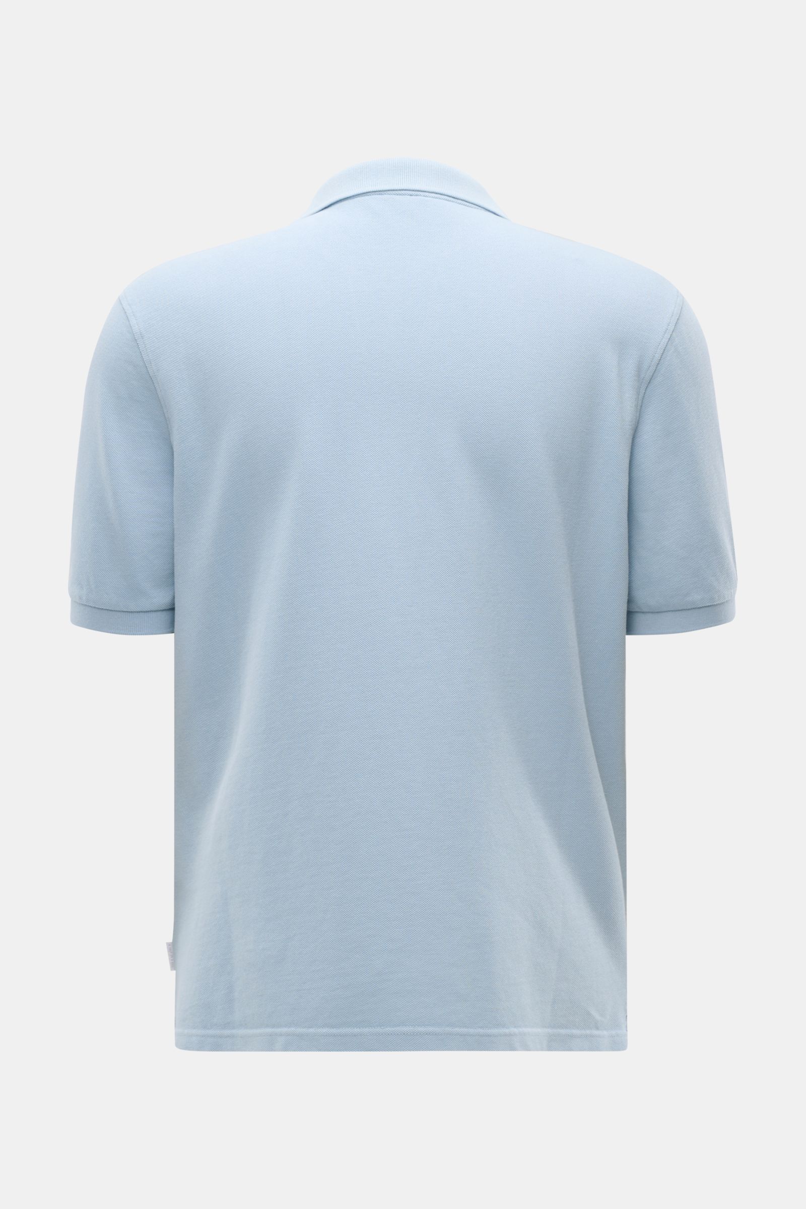 Back view of the 04651/ A trip in a bag Polo shirt 'Johnny' smoky blue in pure piqué cotton with a classic collar, photographed from behind.

For relaxed casual looks: 04651/ A TRIP IN A BAG brings a relaxed summer vibe to your wardrobe with this pure 
