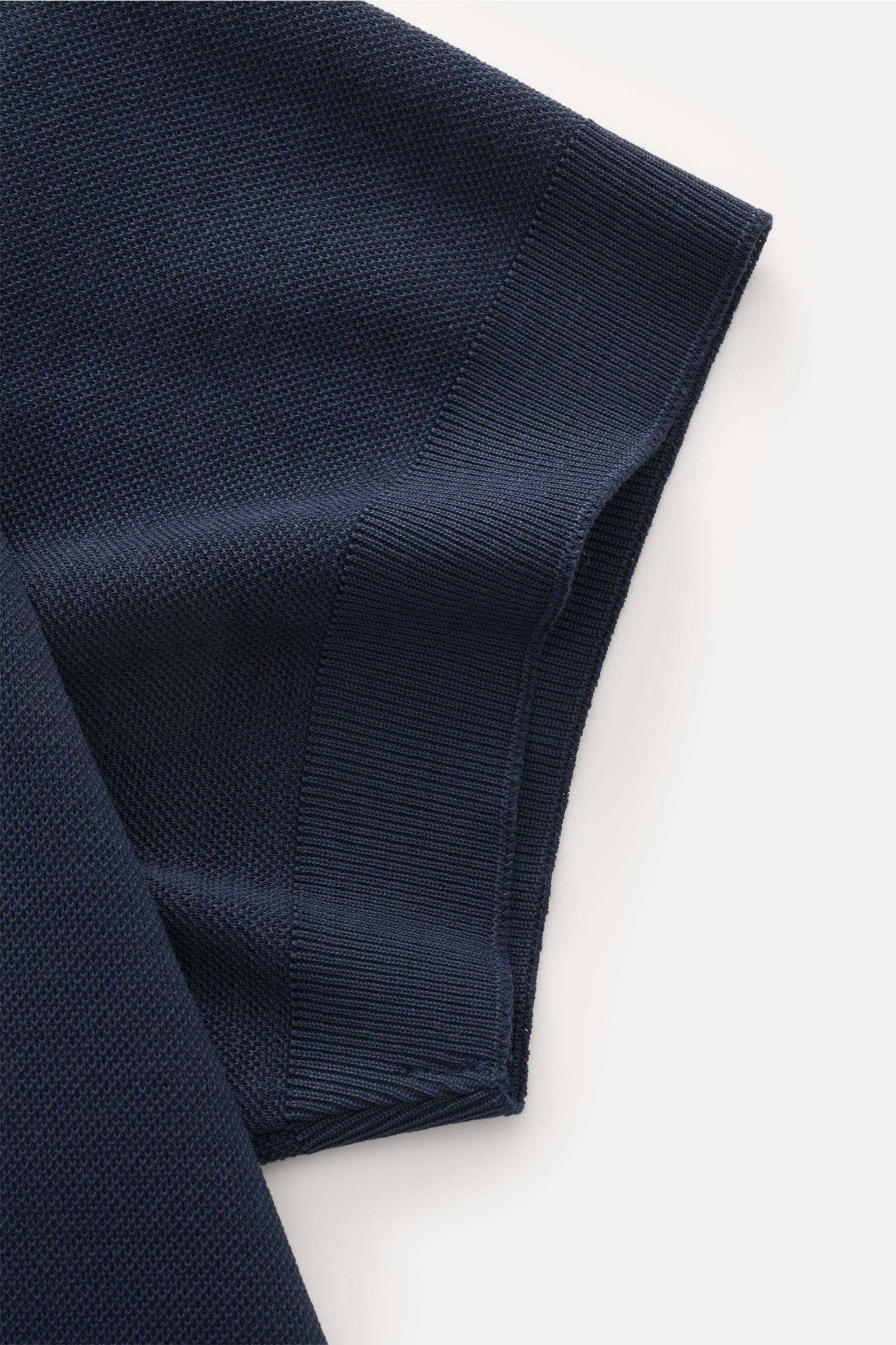 Nahaufnahme des Ärmels des 04651/ A trip in a bag Poloshirt 'TP' navy aus reiner Baumwolle, Piqué, mit Rippbündchen.