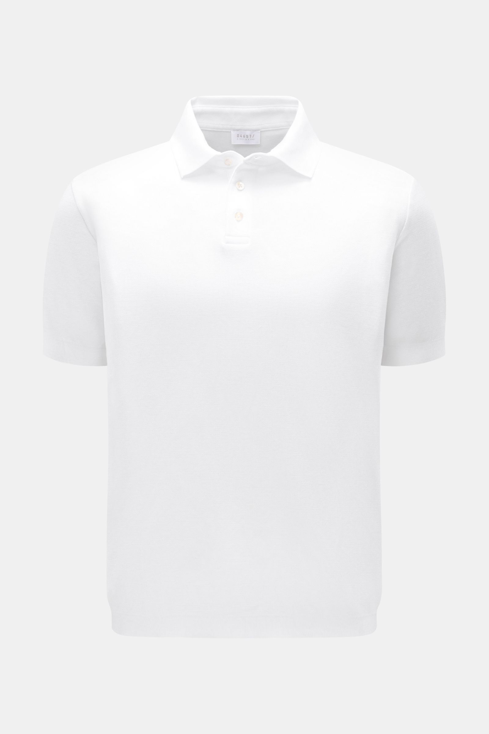 Front view of the 04651/ A trip in a bag Poloshirt 'TP' weiß, a white polo shirt made of pure cotton piqué with a soft touch, regular fit, classic collar, smooth button placket, small side seam label, and comfortable ribbed cuffs. 

Ob im Urlaub oder O