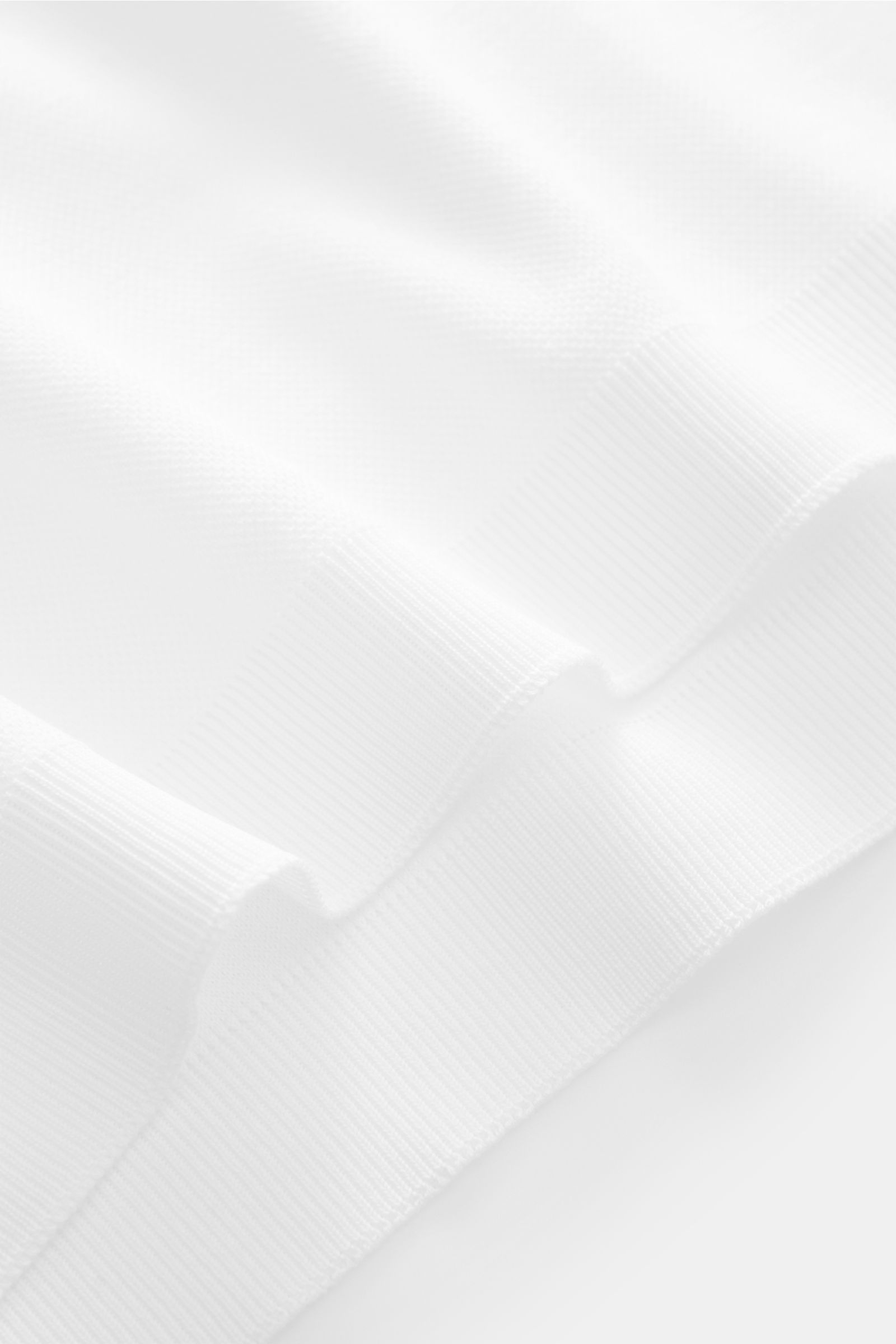 Close-up front view of the 04651/ A trip in a bag Poloshirt 'TP' weiß showcasing pure cotton piqué fabric with a soft touch, regular fit, classic polo collar, smooth button placket, small woven label on side seam, and comfortable ribbed cuffs. Ob im Ur