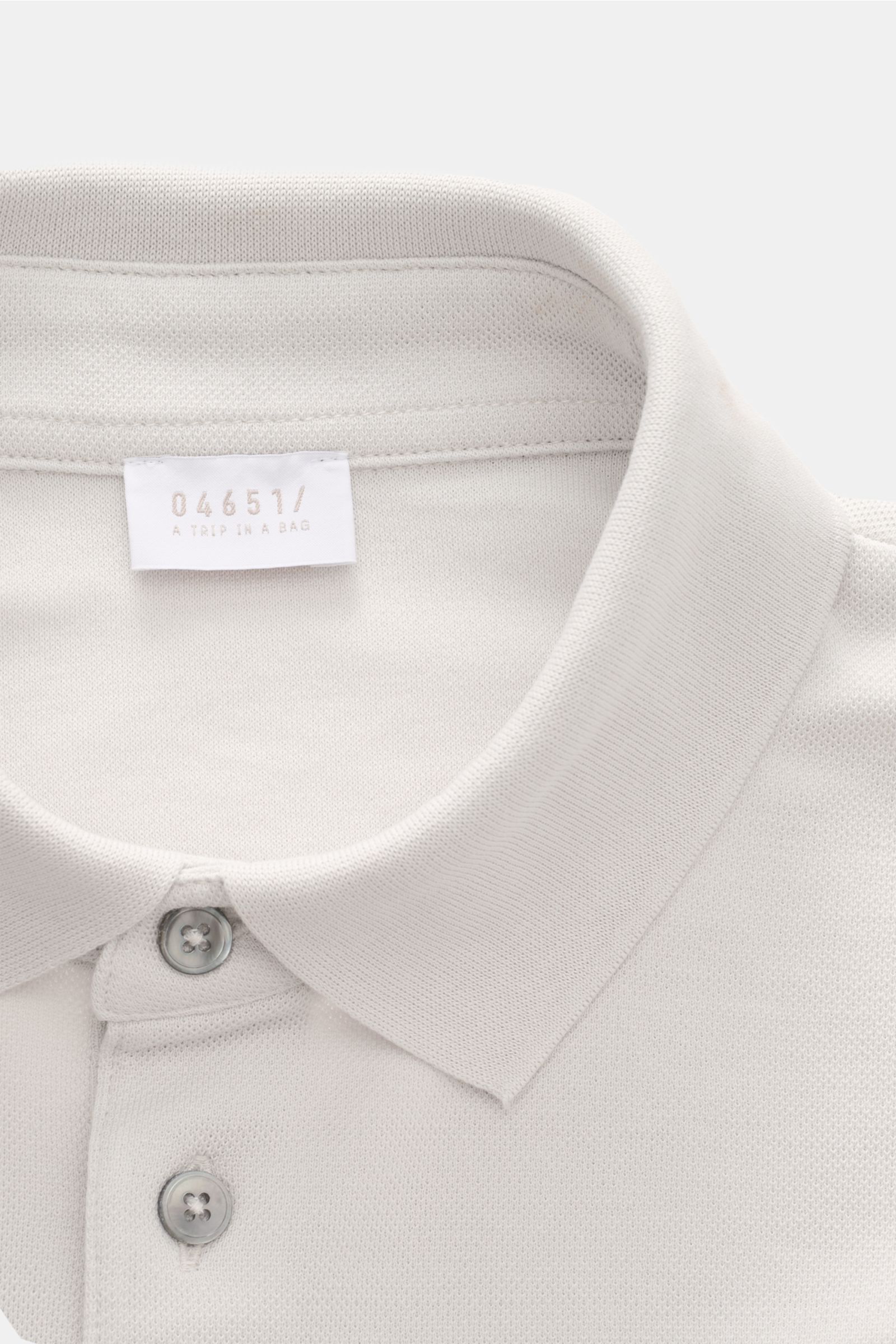 04651/ A trip in a bag Poloshirt 'TP' hellgrau, Nahaufnahme von Kragen, glatter Knopfleiste, Piqué-Baumwolle, weicher Griff, Regular Fit, Rippbündchen, Weblabel.
