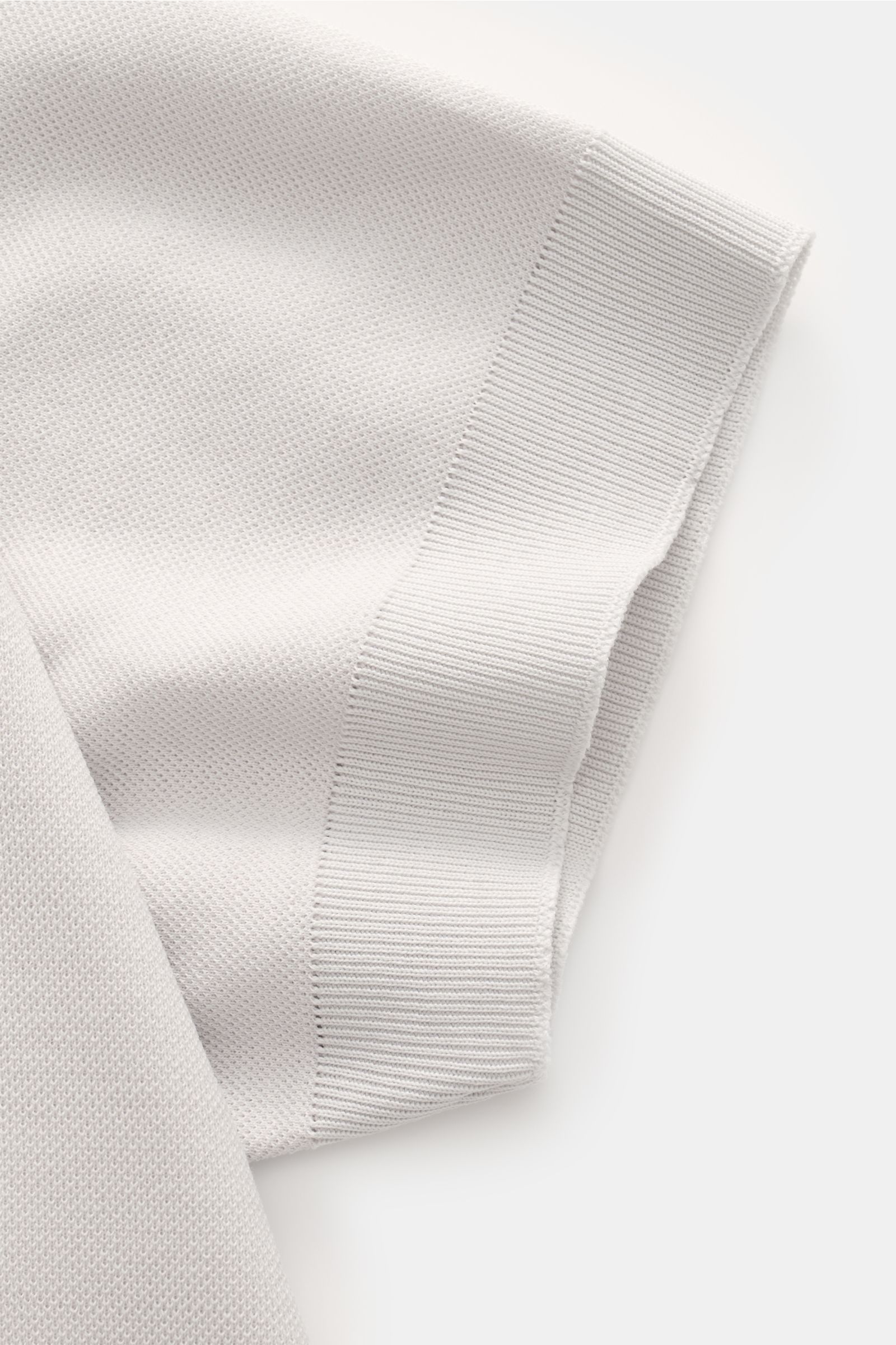 Nahaufnahme des Ärmels vom 04651/ A trip in a bag Poloshirt 'TP' hellgrau aus weichem, reiner Baumwolle Piqué mit komfortablem Rippbündchen.