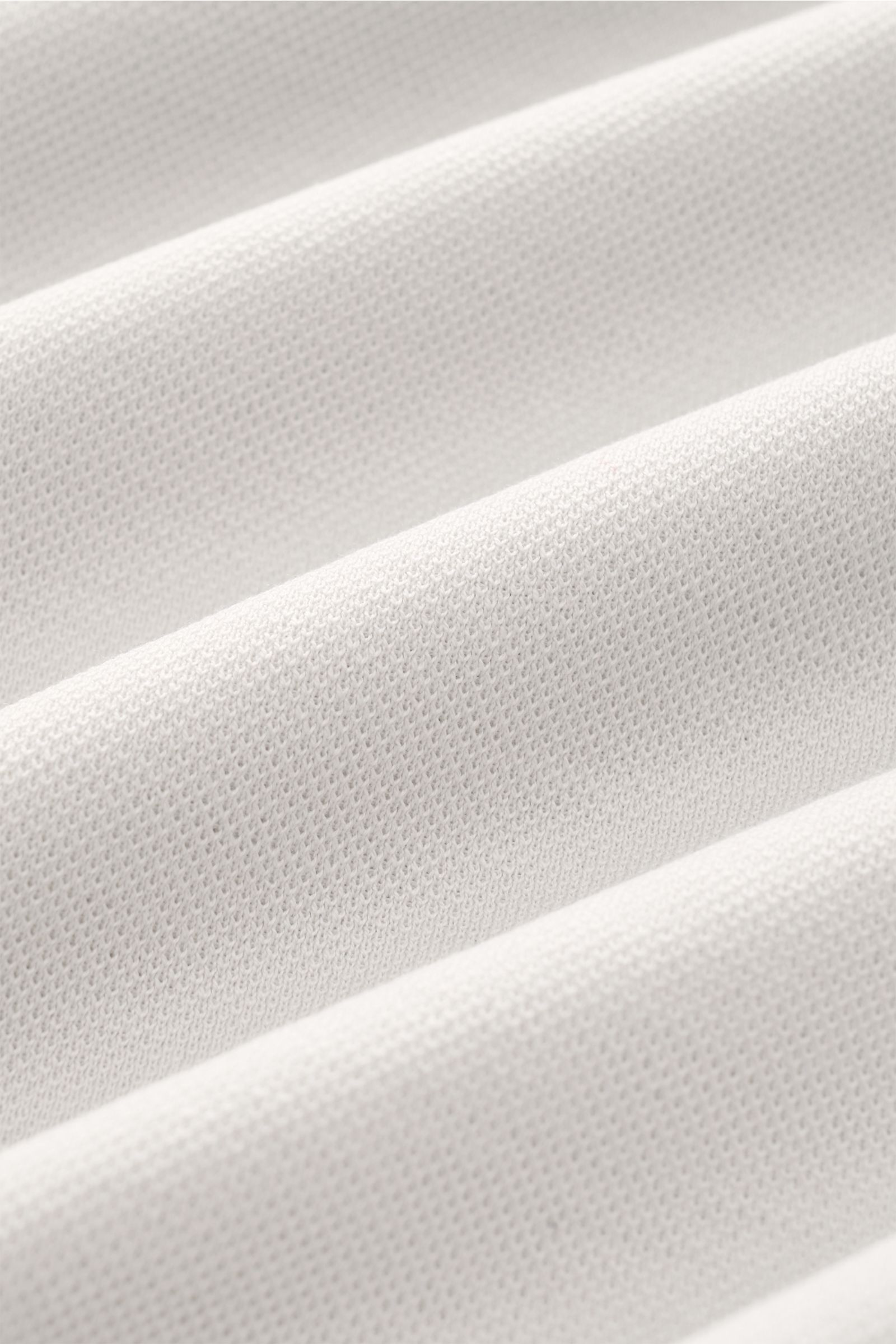 Hellgraues 04651/ A trip in a bag Poloshirt 'TP' aus reiner Baumwolle, Piqué-Struktur, weicher Griff, Regular Fit, Polokragen, glatte Knopfleiste, Rippbündchen, Detailaufnahme des Stoffes.