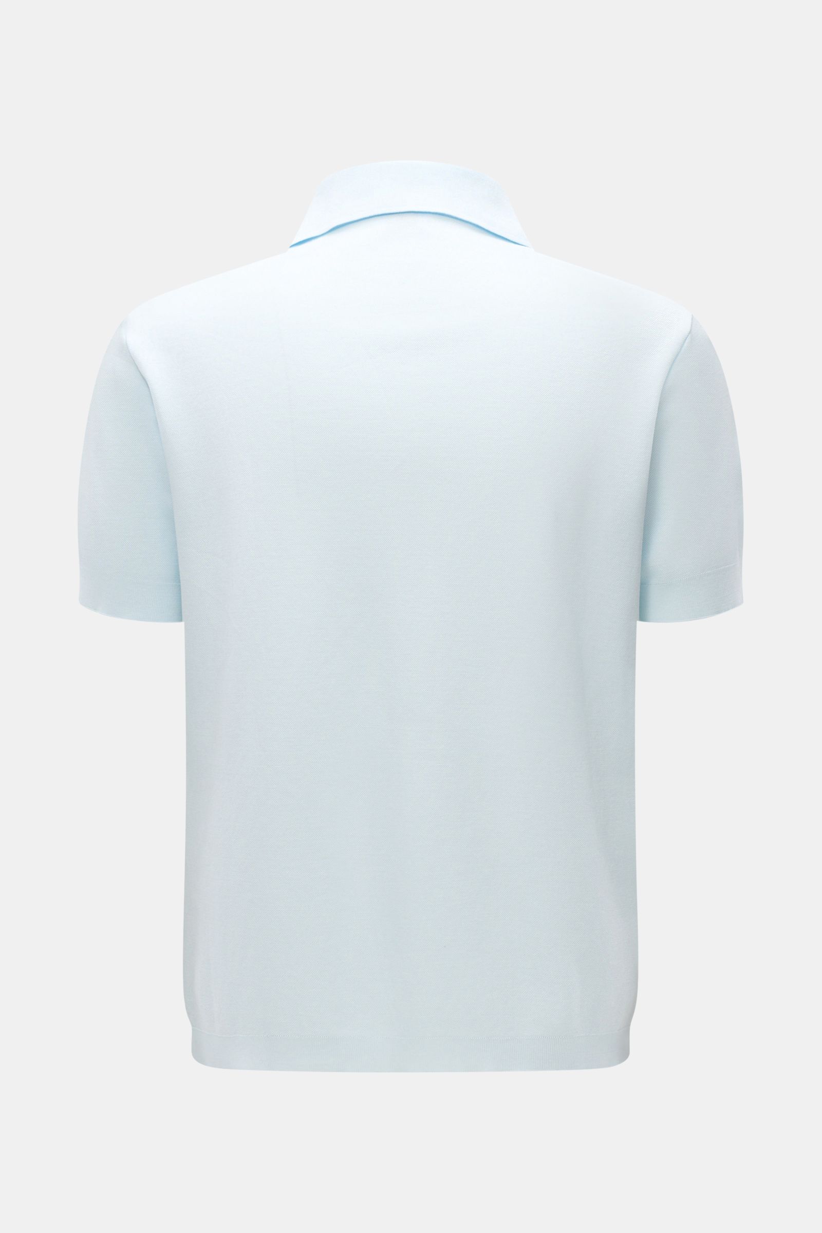 Rear view of 04651/ A trip in a bag Poloshirt 'TP' pastellblau in pastel blue, showing short sleeves and classic collar.

Ob im Urlaub oder Office: 04651/ A TRIP IN A BAG bringt mit dem Poloshirt aus reiner Baumwolle lässiges Sommergefühl in Ihre Garde