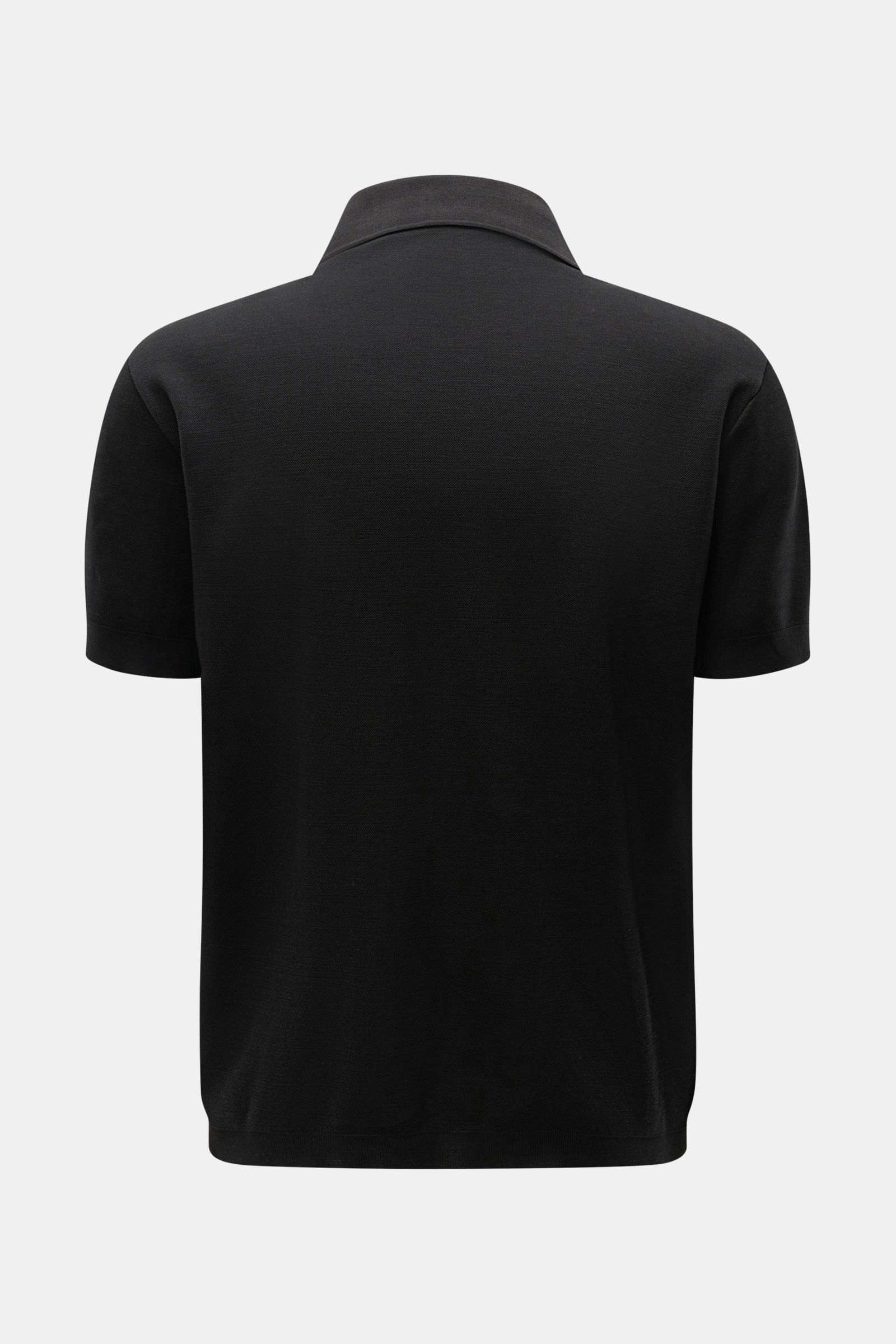 Rear view of the 04651/ A trip in a bag Poloshirt 'TP' schwarz, made of pure cotton piqué with a soft touch, regular fit, classic polo collar, smooth button placket, small woven label in side seam, and comfortable ribbed cuffs. Ob im Urlaub oder Office