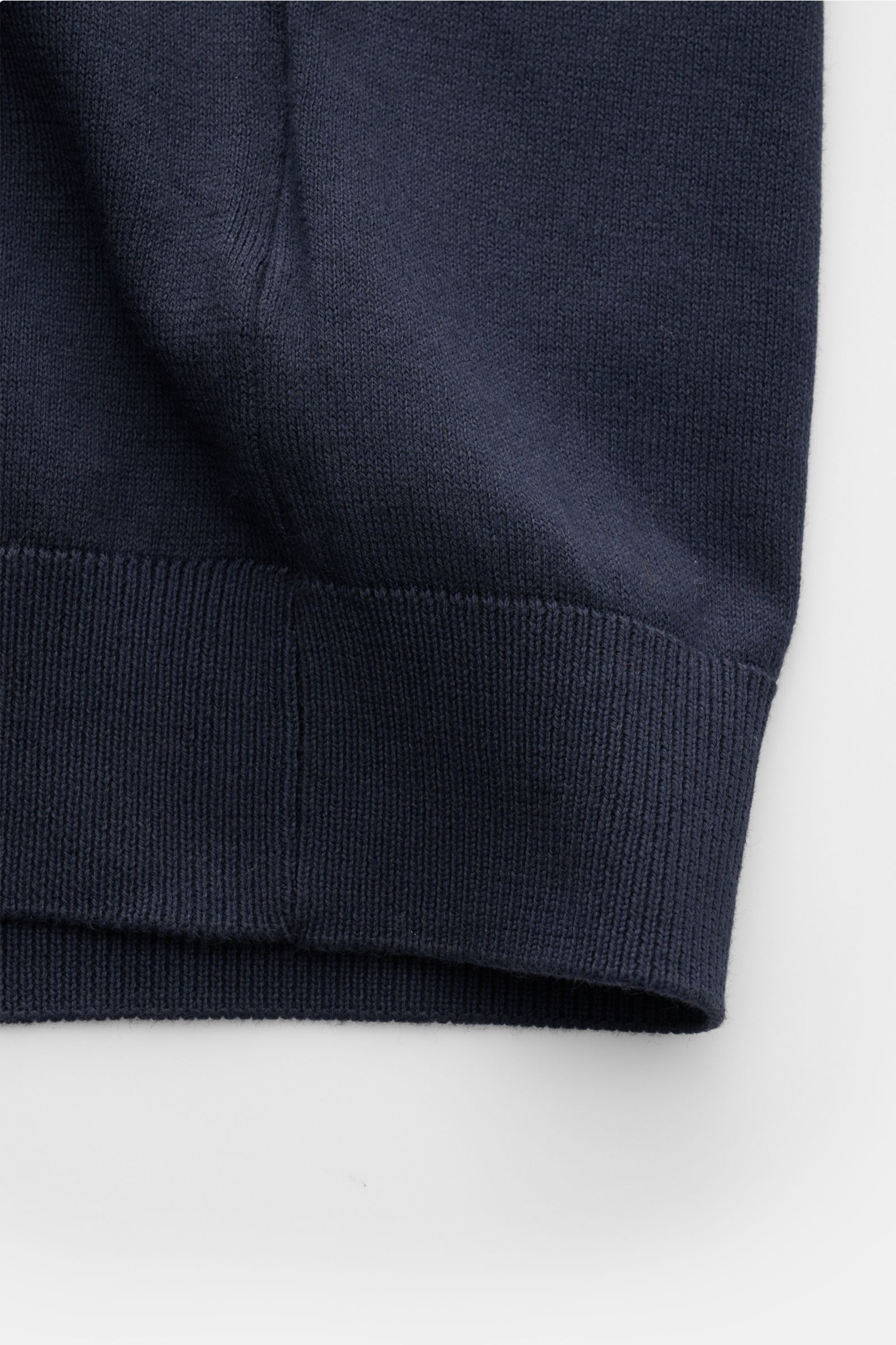 Nahaufnahme der Bündchen des 04651/ A trip in a bag Kurzarm-Strickpolo 'Pima Cotton' navy aus feiner Pima-Baumwolle mit feinstrick, weichem Griff, Slim Fit, gestricktem Polokragen, Drei-Knopf-Leiste und flexiblen Rippbündchen, fotografiert von schräg oben