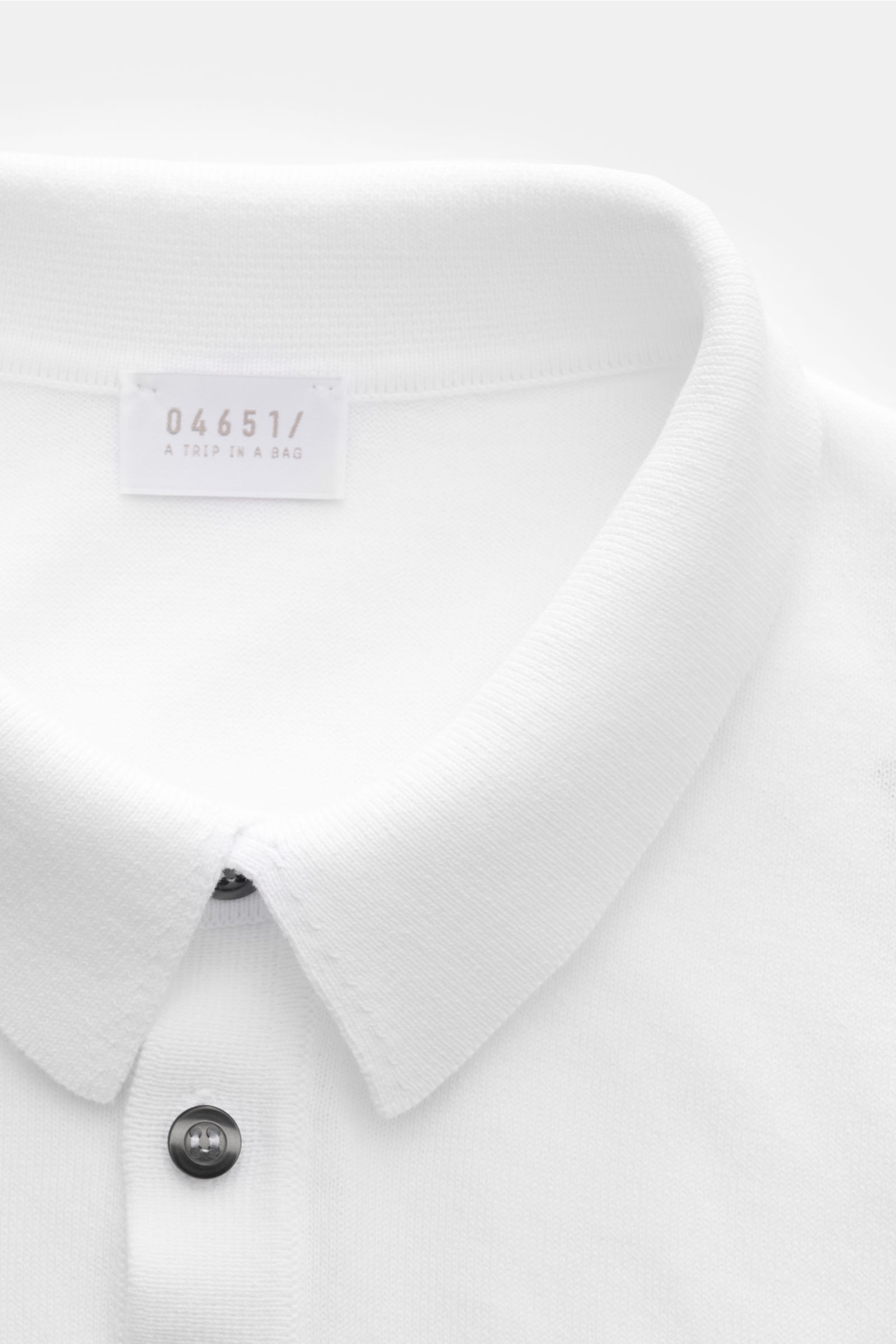 04651/ A trip in a bag Kurzarm-Strickpolo 'Pima Cotton' weiß, Nahaufnahme von Polokragen und Drei-Knopf-Leiste, feiner Pima-Baumwolle, Slim Fit.