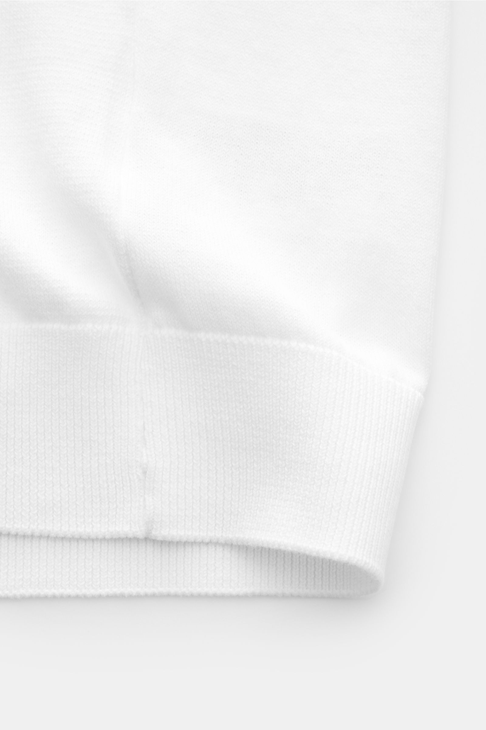 04651/ A trip in a bag Kurzarm-Strickpolo 'Pima Cotton' weiß, Detailansicht des flexiblen Rippbündchens aus feiner Pima-Baumwolle.