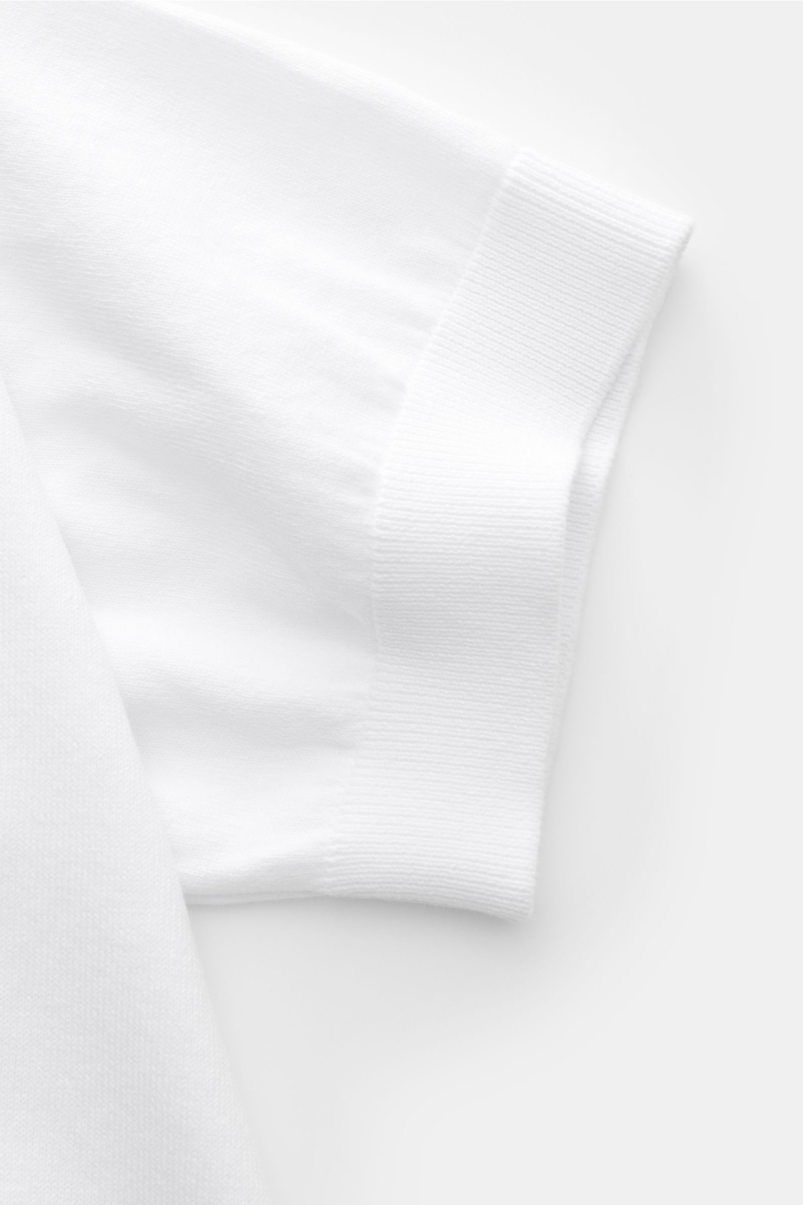Weißes Kurzarm-Strickpolo 04651/ A trip in a bag 'Pima Cotton' in Slim Fit, seitliche Nahaufnahme des feinen Pima-Baumwollstoffs.