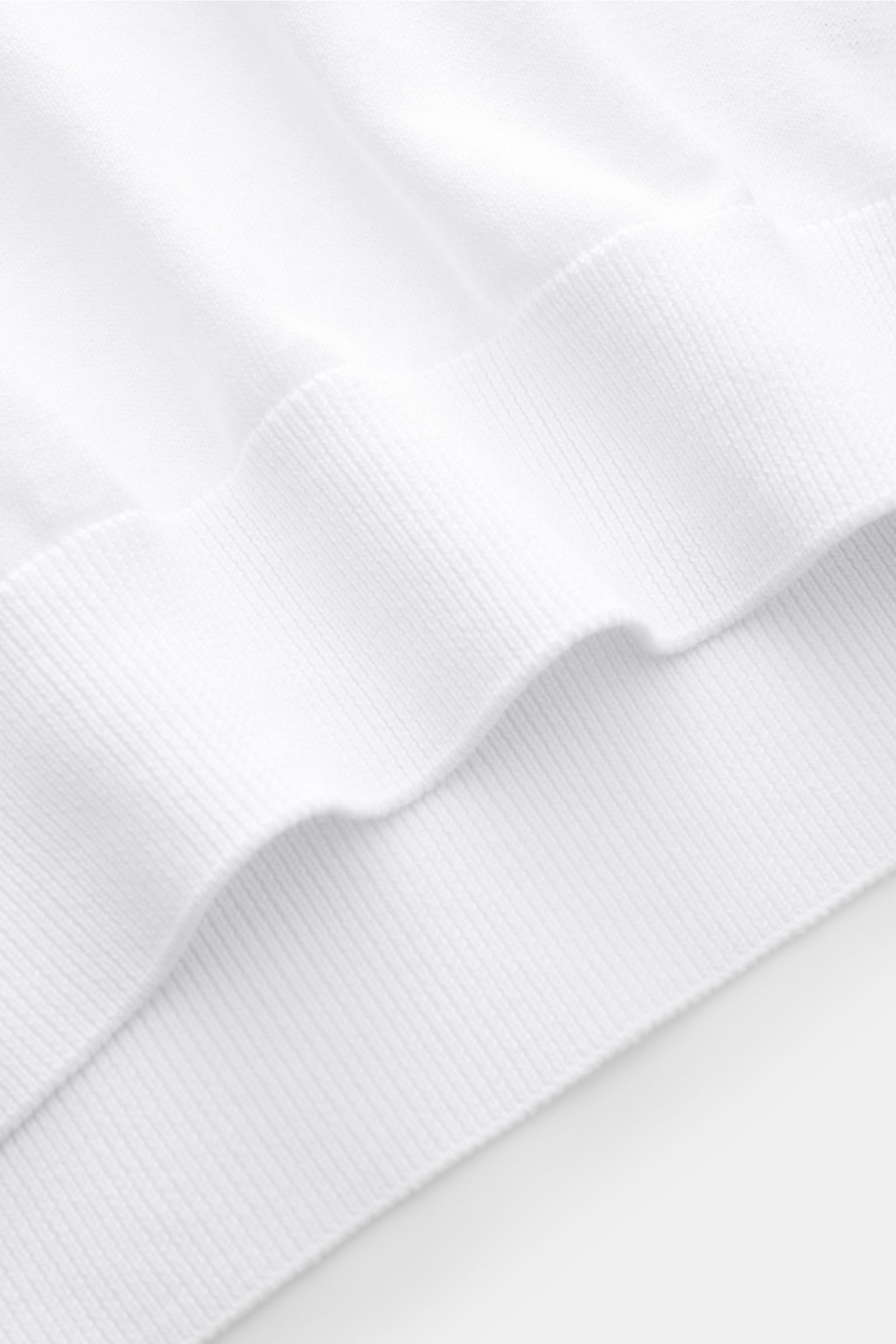 Detailaufnahme des Bündchens vom 04651/ A trip in a bag Kurzarm-Strickpolo 'Pima Cotton' weiß aus feiner Pima-Baumwolle, Slim Fit, Feinstrick.