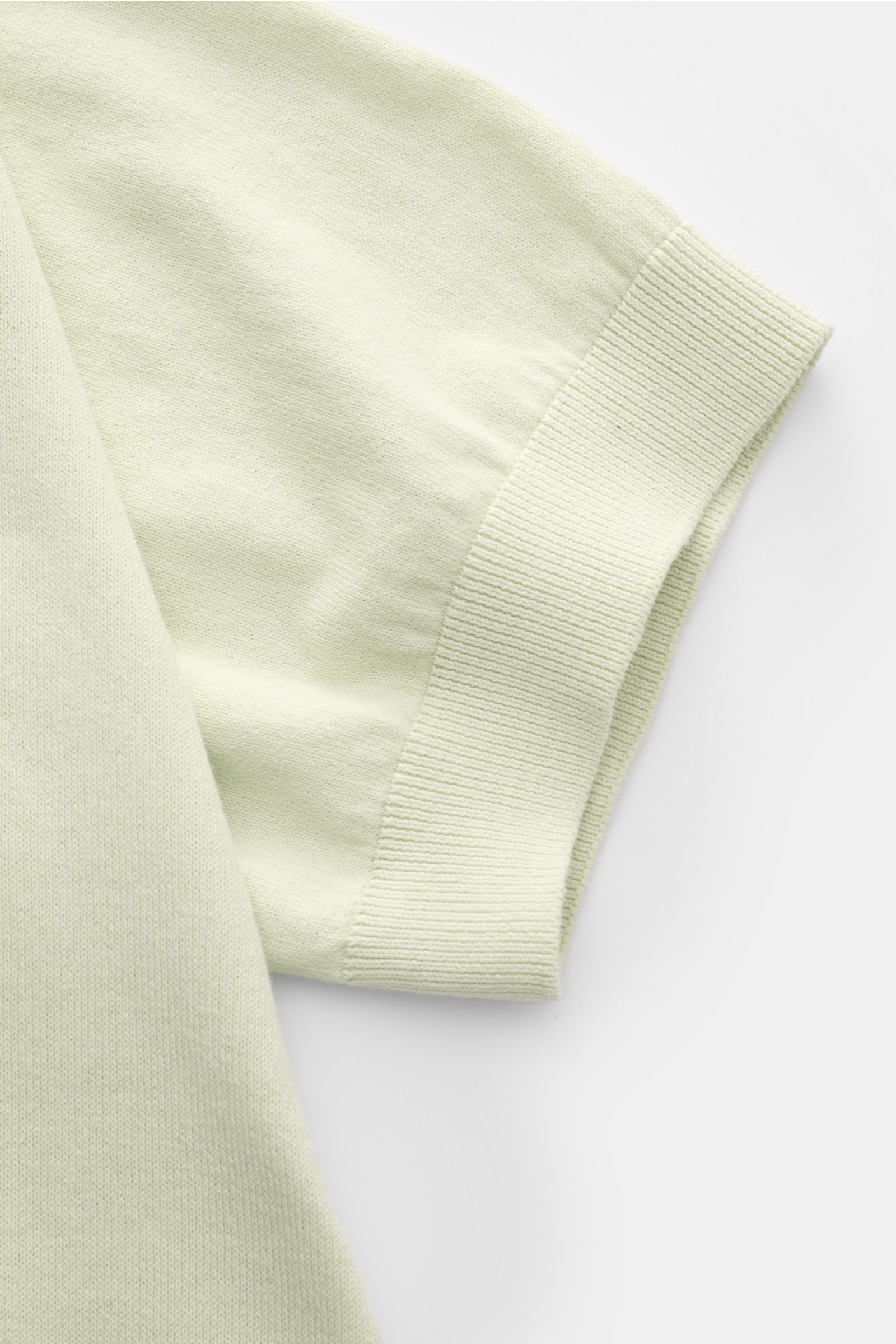 Kurzaufnahme des pastellgrünen 04651/ A trip in a bag Kurzarm-Strickpolo 'Pima Cotton' mit weichem Feinstrick, Slim Fit, gestricktem Polokragen, Drei-Knopf-Leiste und flexiblen Rippbündchen aus reiner Pima-Baumwolle.