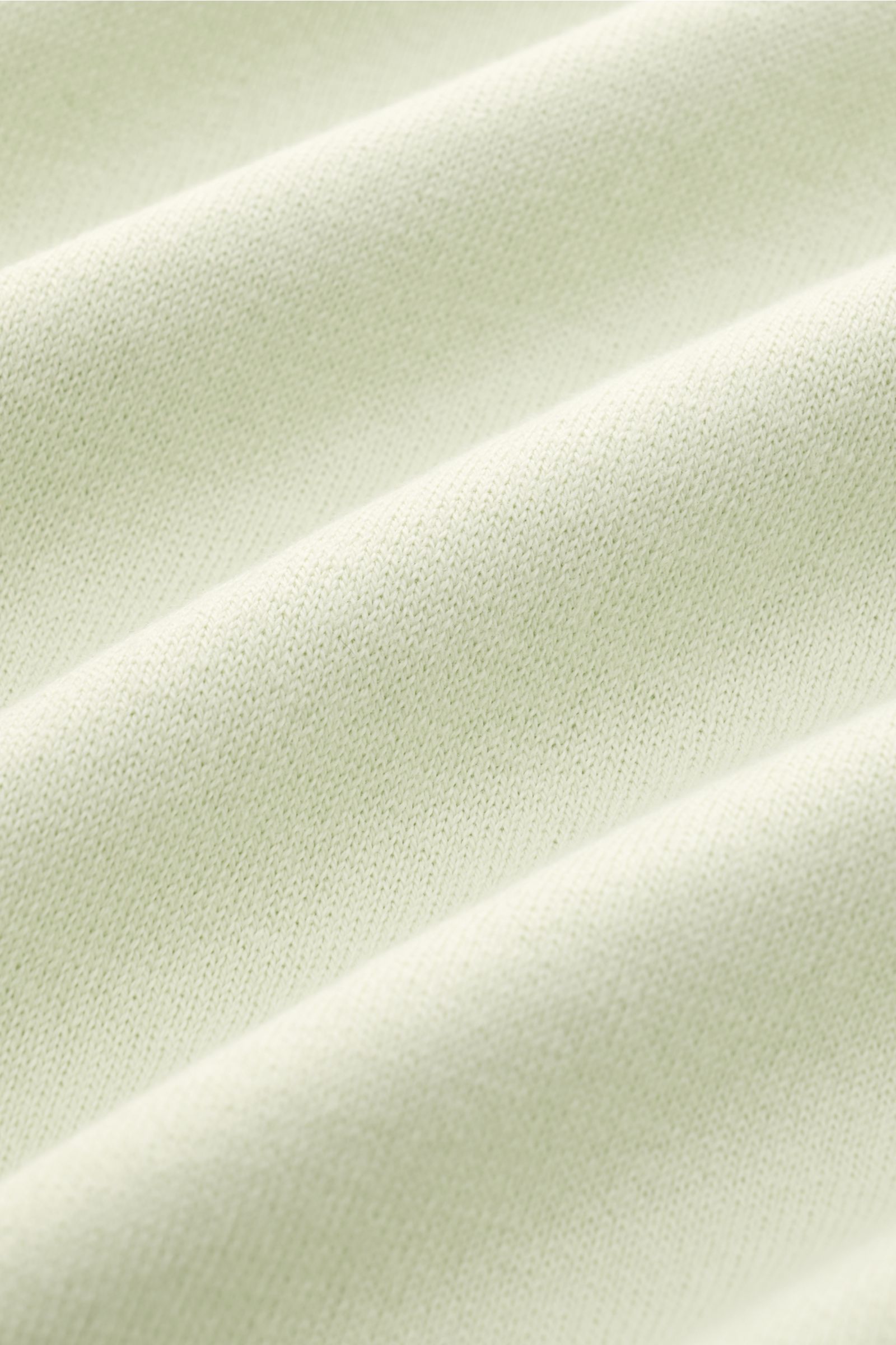 04651/ A trip in a bag Kurzarm-Strickpolo 'Pima Cotton' pastellgrün zeigt feines, weiches Pima-Baumwoll-Feinstrickmuster in Nahaufnahme.