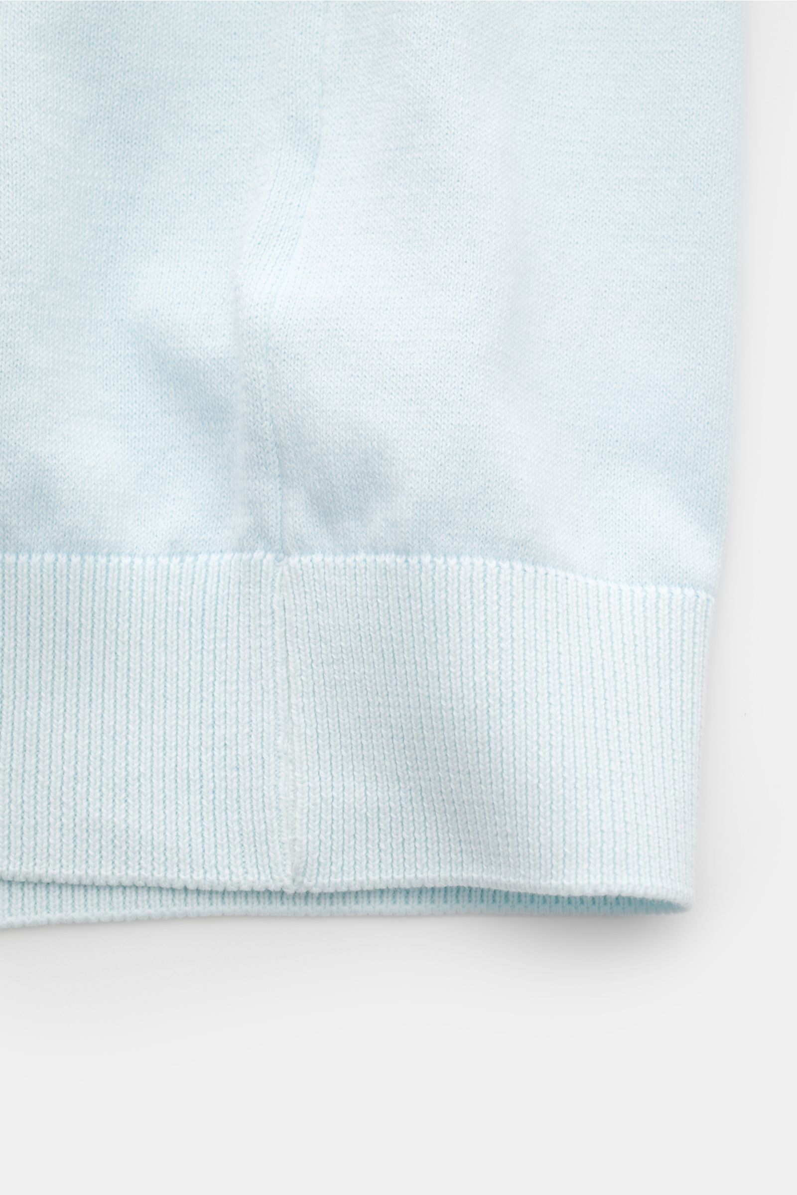 04651/ A trip in a bag Kurzarm-Strickpolo 'Pima Cotton' pastellblau, Detailansicht Saum mit weichem Griff, feinem Feinstrick und flexiblem Rippbündchen.