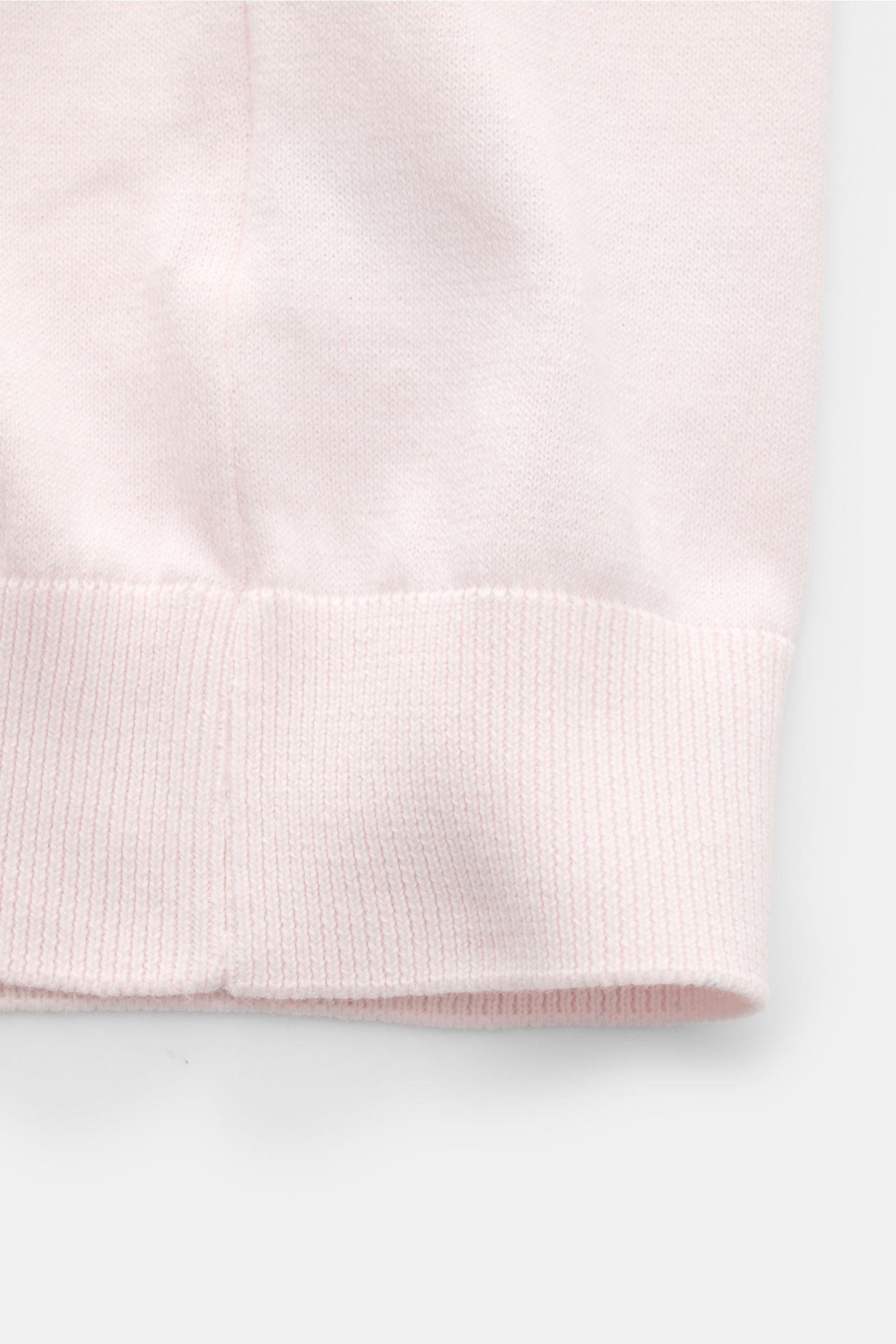 04651/ A trip in a bag Kurzarm-Strickpolo 'Pima Cotton' rosé, Nahaufnahme des weichen Feinstricks mit flexiblem Rippbündchen aus reiner Pima-Baumwolle.