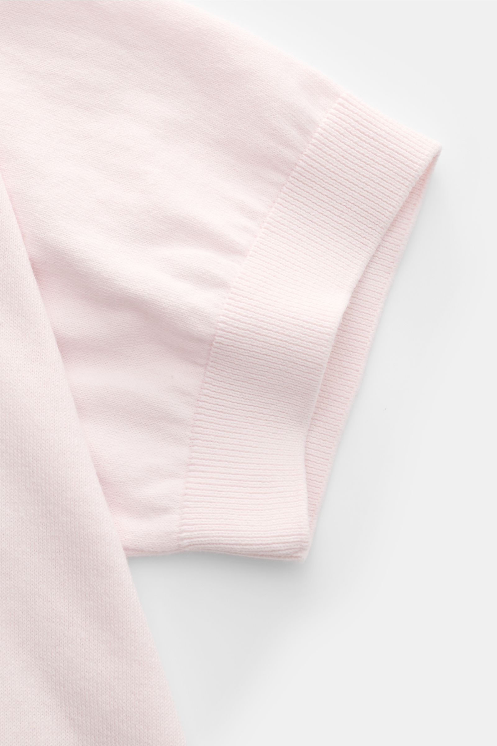 04651/ A trip in a bag Kurzarm-Strickpolo 'Pima Cotton' rosé, Nahaufnahme des feinen Pima-Baumwollstoffs und flexiblen Rippbündchens am Ärmel.