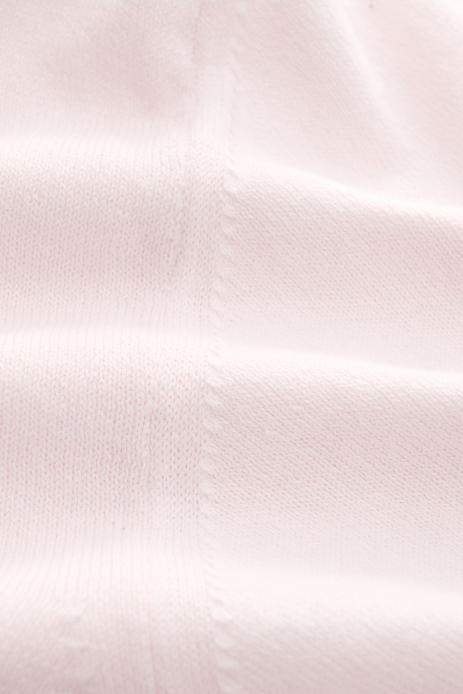 04651/ A trip in a bag Kurzarm-Strickpolo 'Pima Cotton' rosé in Nahaufnahme, feiner Pima-Baumwoll-Feinstrick, weicher Griff, Slim Fit, Polokragen, Drei-Knopf-Leiste, flexible Rippbündchen.