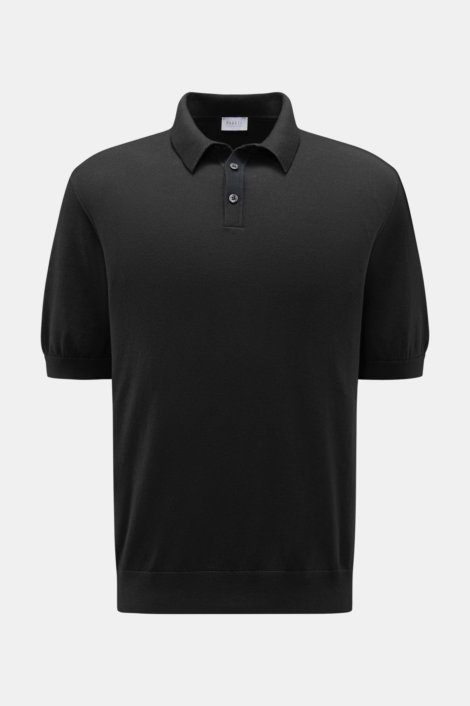 Frontale Nahaufnahme des schwarzen 04651/ A trip in a bag Kurzarm-Strickpolo 'Pima Cotton' aus feiner Pima-Baumwolle mit Slim Fit, Polokragen, Drei-Knopf-Leiste und flexiblen Rippbündchen.