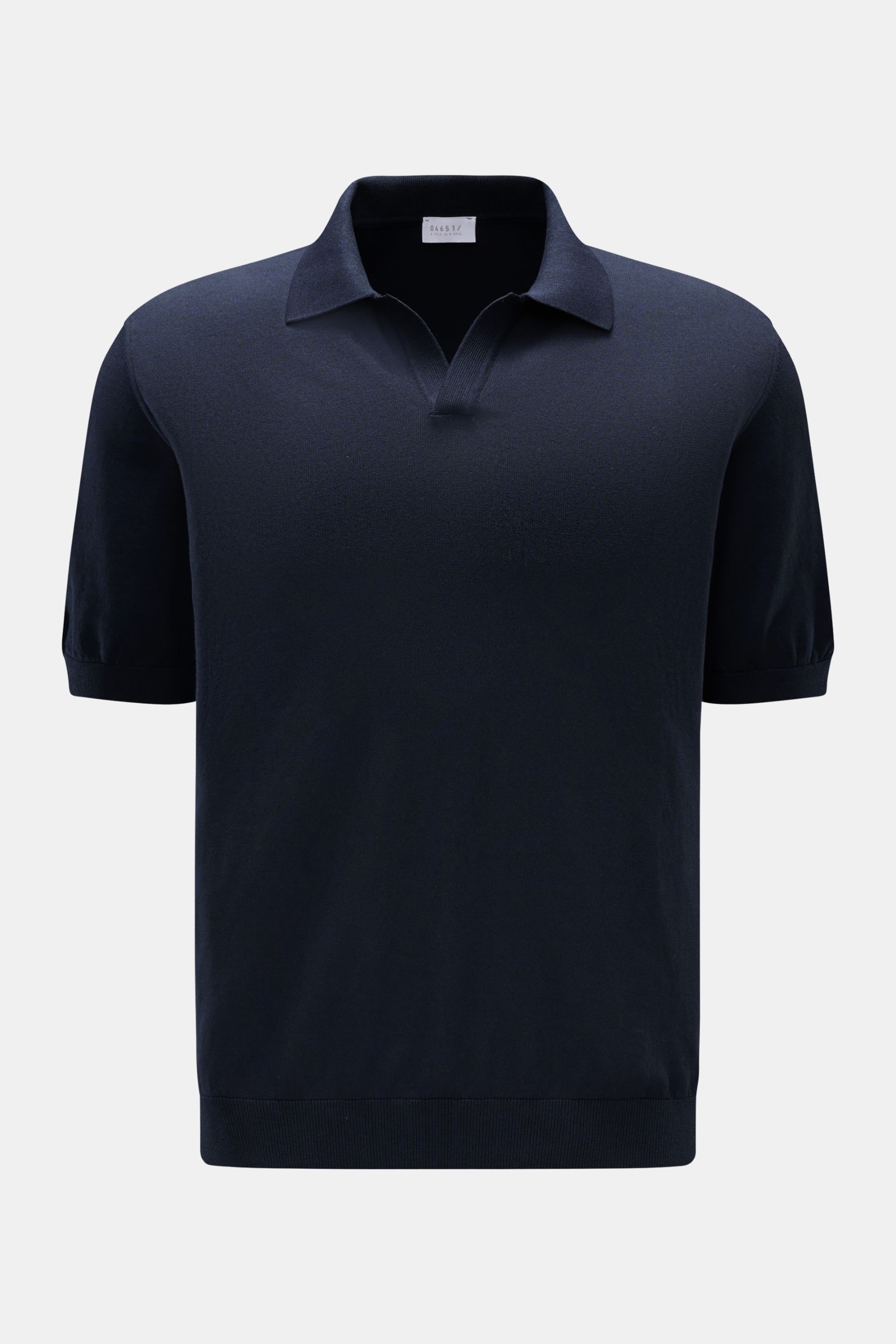 04651/ A trip in a bag Kurzarm-Strickpolo 'Johnny' navy, frontal fotografiert, reine Baumwolle, weicher Griff, feines Strickbild, Regular Fit, Polokragen, Rippbündchen.