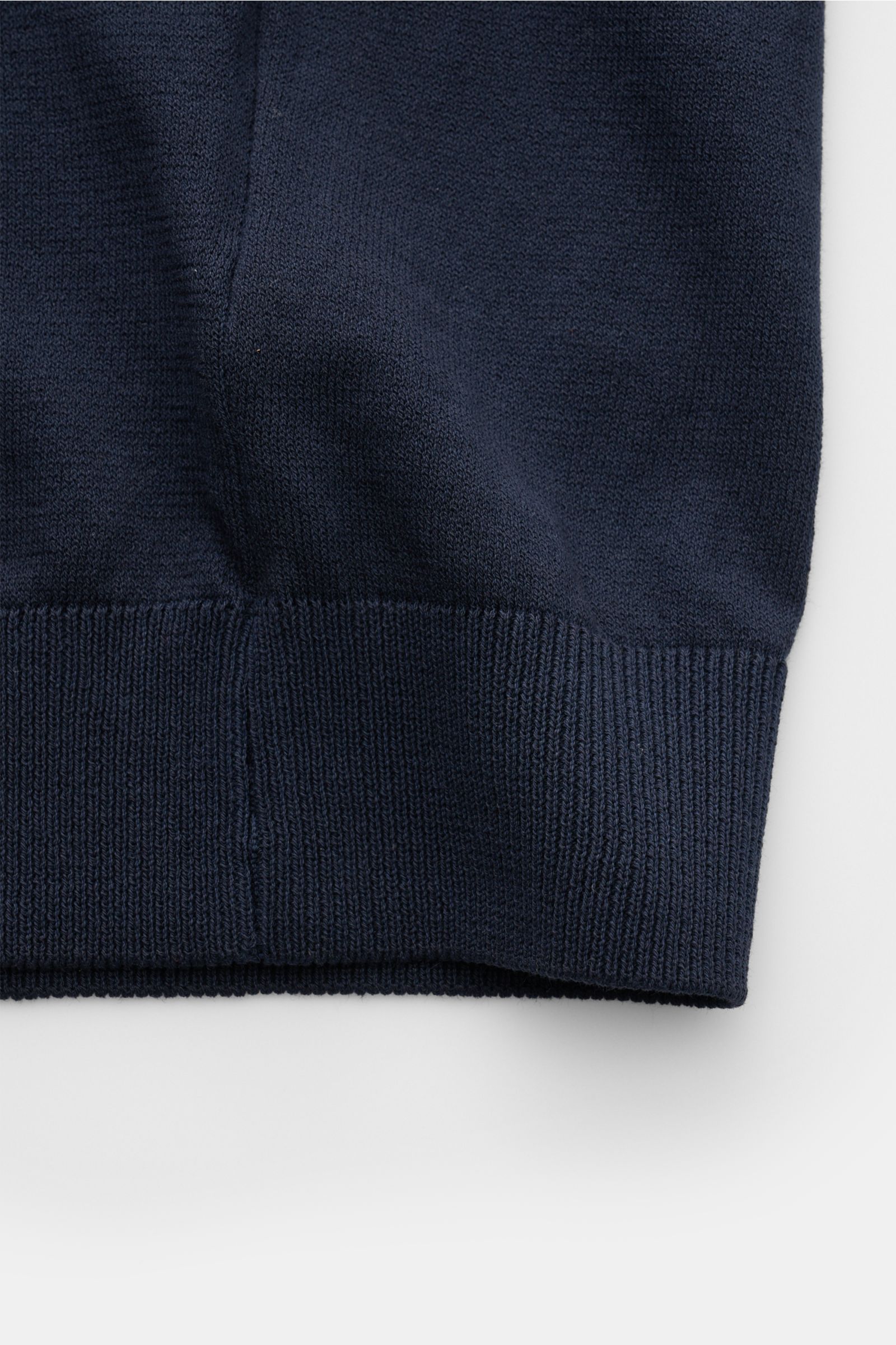 04651/ A trip in a bag Kurzarm-Strickpolo 'Johnny' navy, Detailaufnahme unten mit weichem Griff, feinem Strickbild, Rippbündchen, Regular Fit, reine Baumwolle.