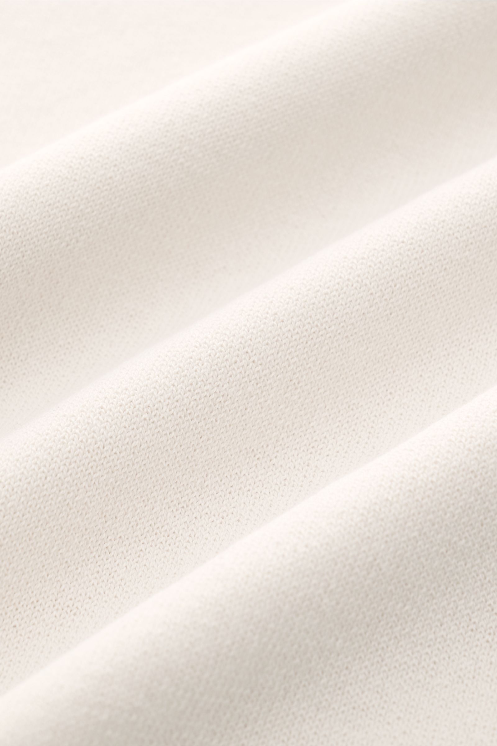 04651/ A trip in a bag Kurzarm-Strickpolo 'Johnny' creme Nahaufnahme des feinen Strickbilds aus reiner Baumwolle mit weichem Griff, Regular Fit, Polokragen und Rippbündchen, für legere Frühlingslooks.