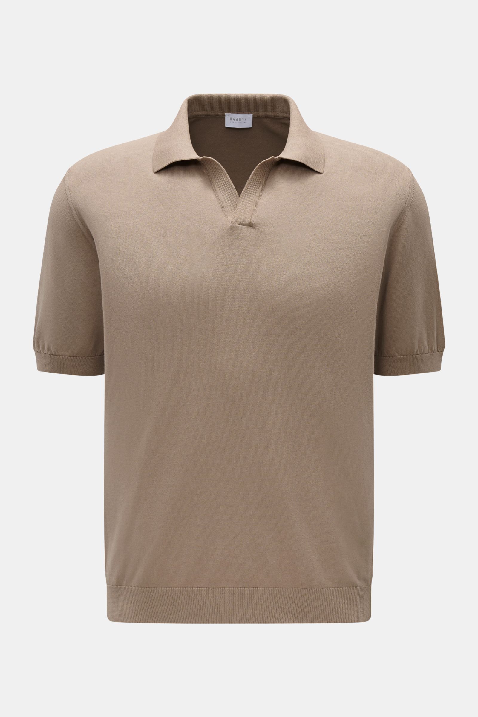 04651/ A trip in a bag Kurzarm-Strickpolo 'Johnny' taupe, frontale Nahaufnahme, reine Baumwolle, weicher Griff, feines Strickbild, Regular Fit, Polokragen, Rippbündchen, ideal für legere Frühlingslooks.