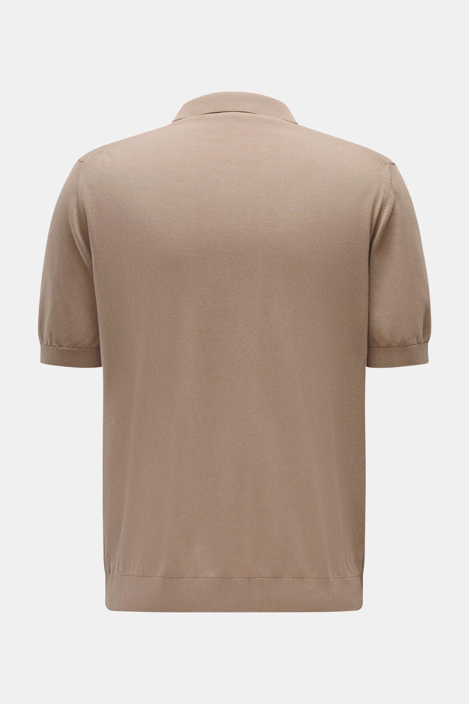 Rückansicht des 04651/ A trip in a bag Kurzarm-Strickpolo 'Johnny' taupe aus reiner Baumwolle, Regular Fit, mit klassischem Polokragen und Rippbündchen.