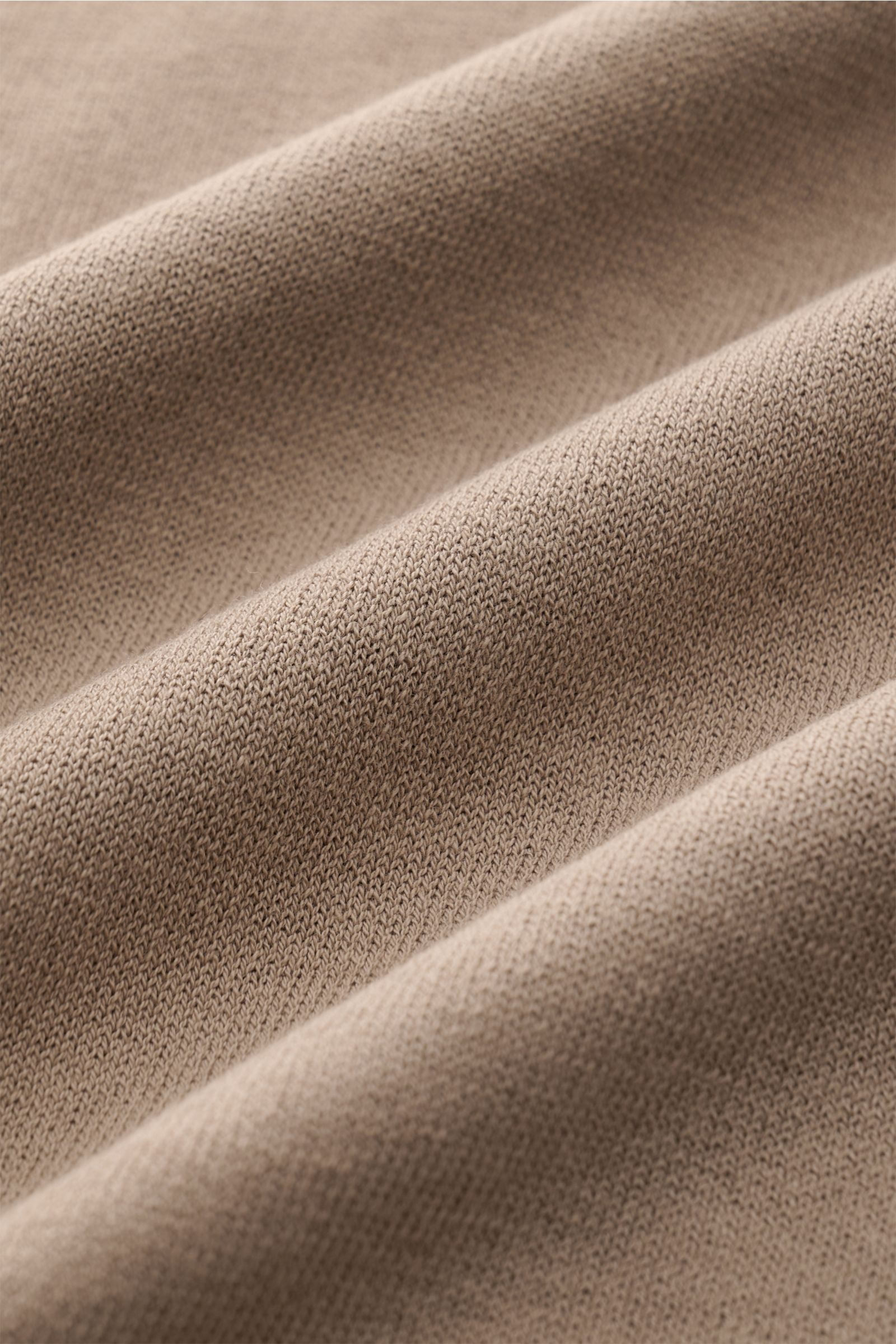 Nahaufnahme des feinen Strickbilds des 04651/ A trip in a bag Kurzarm-Strickpolo 'Johnny' taupe aus reiner Baumwolle mit weichem Griff.