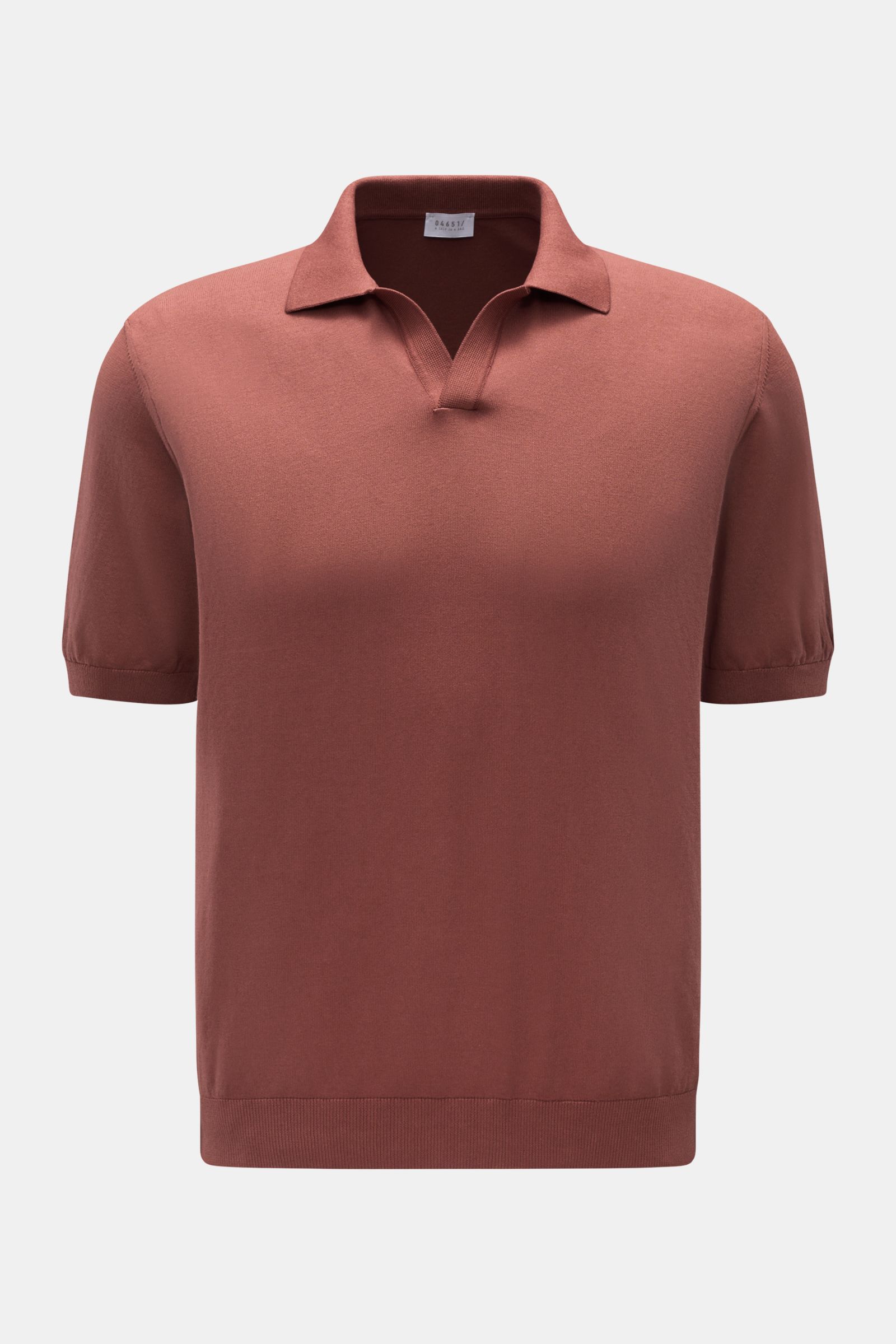 Frontale Nahaufnahme des 04651/ A trip in a bag Kurzarm-Strickpolo 'Johnny' rostbraun, reine Baumwolle, weicher Griff, feines Strickbild, Regular Fit, klassischer Polokragen, komfortable Rippbündchen, ideal für legere Frühlingslooks.