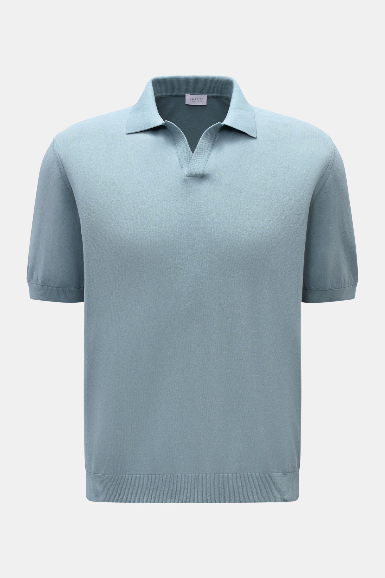 04651/ A trip in a bag Kurzarm-Strickpolo 'Johnny' rauchblau, Frontansicht, Regular Fit, reine Baumwolle, weicher Griff, feines Strickbild, Polokragen, Rippbündchen.