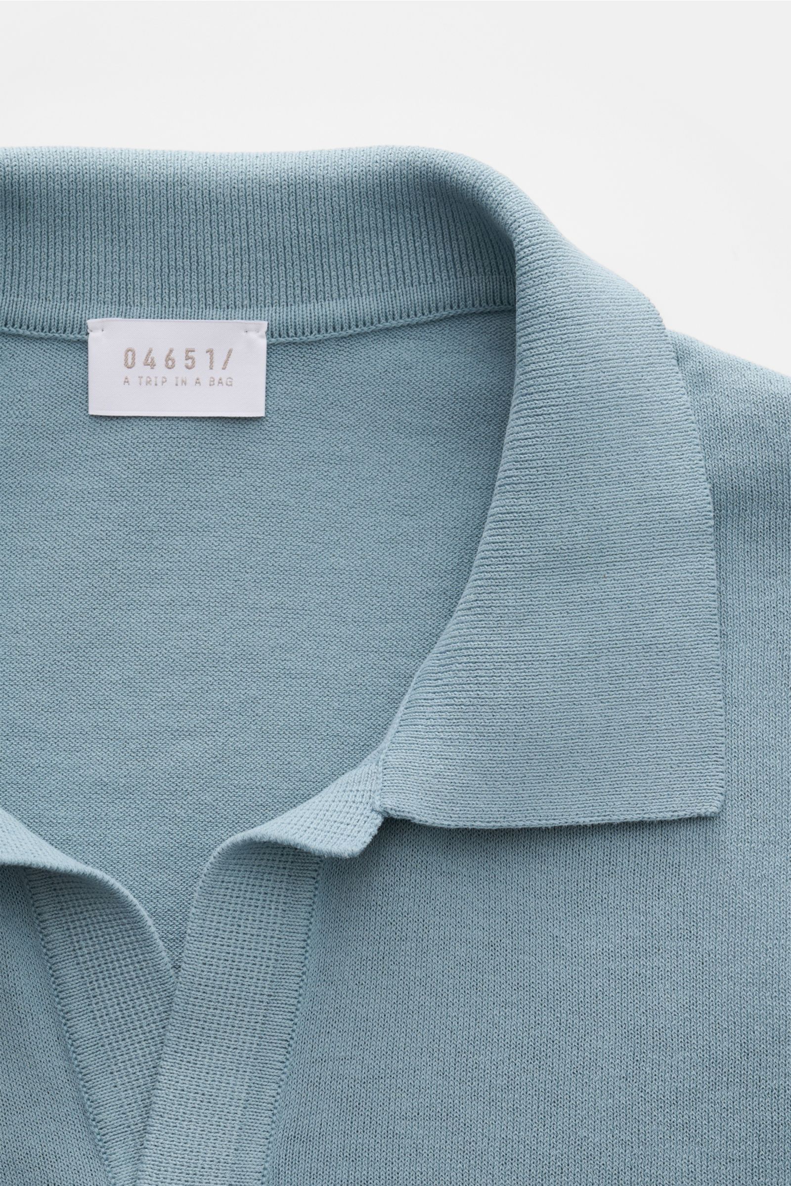 04651/ A trip in a bag Kurzarm-Strickpolo 'Johnny' rauchblau, Detailansicht von oben, reine Baumwolle, weicher Griff, feines Strickbild, Regular Fit, klassischer Polokragen, Rippbündchen.