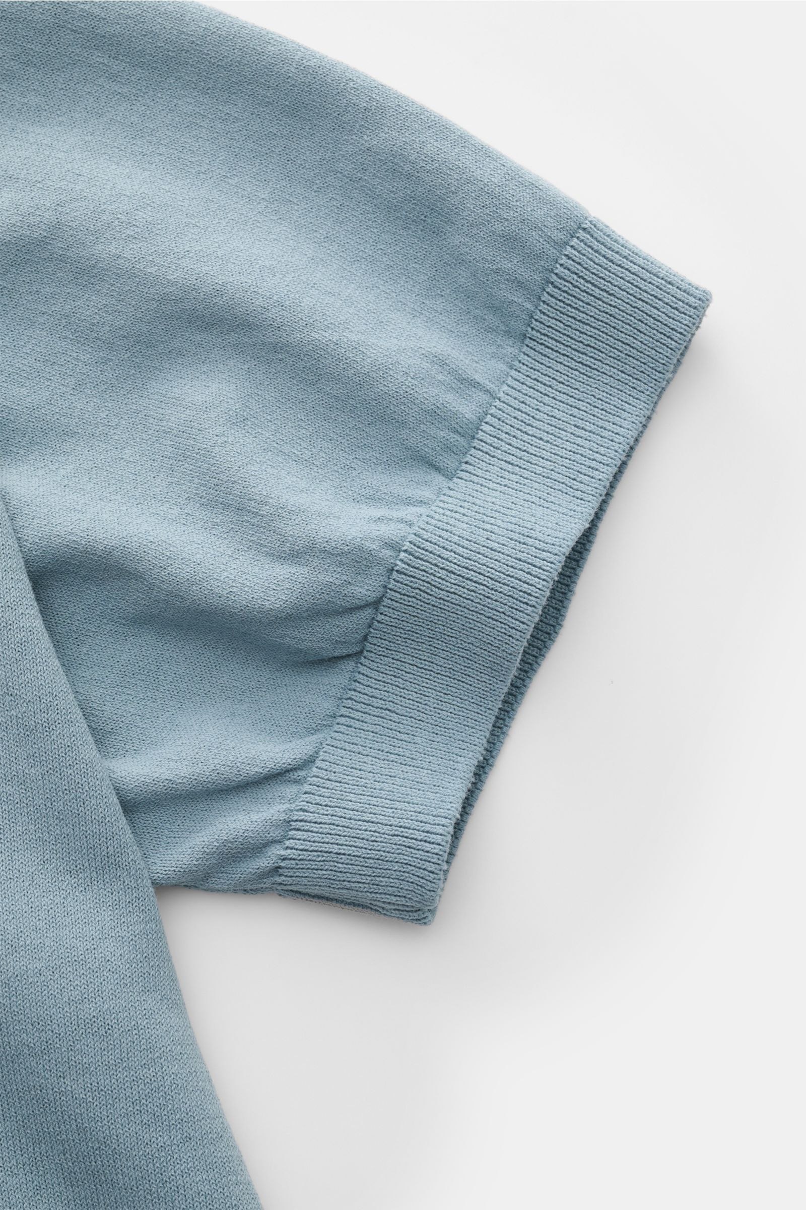 04651/ A trip in a bag Kurzarm-Strickpolo 'Johnny' rauchblau, Detailaufnahme des Ärmelendes mit Rippbündchen, reine Baumwolle, weicher Griff, feines Strickbild, Regular Fit, klassischer Polokragen, ideal für legere Frühlingslooks.