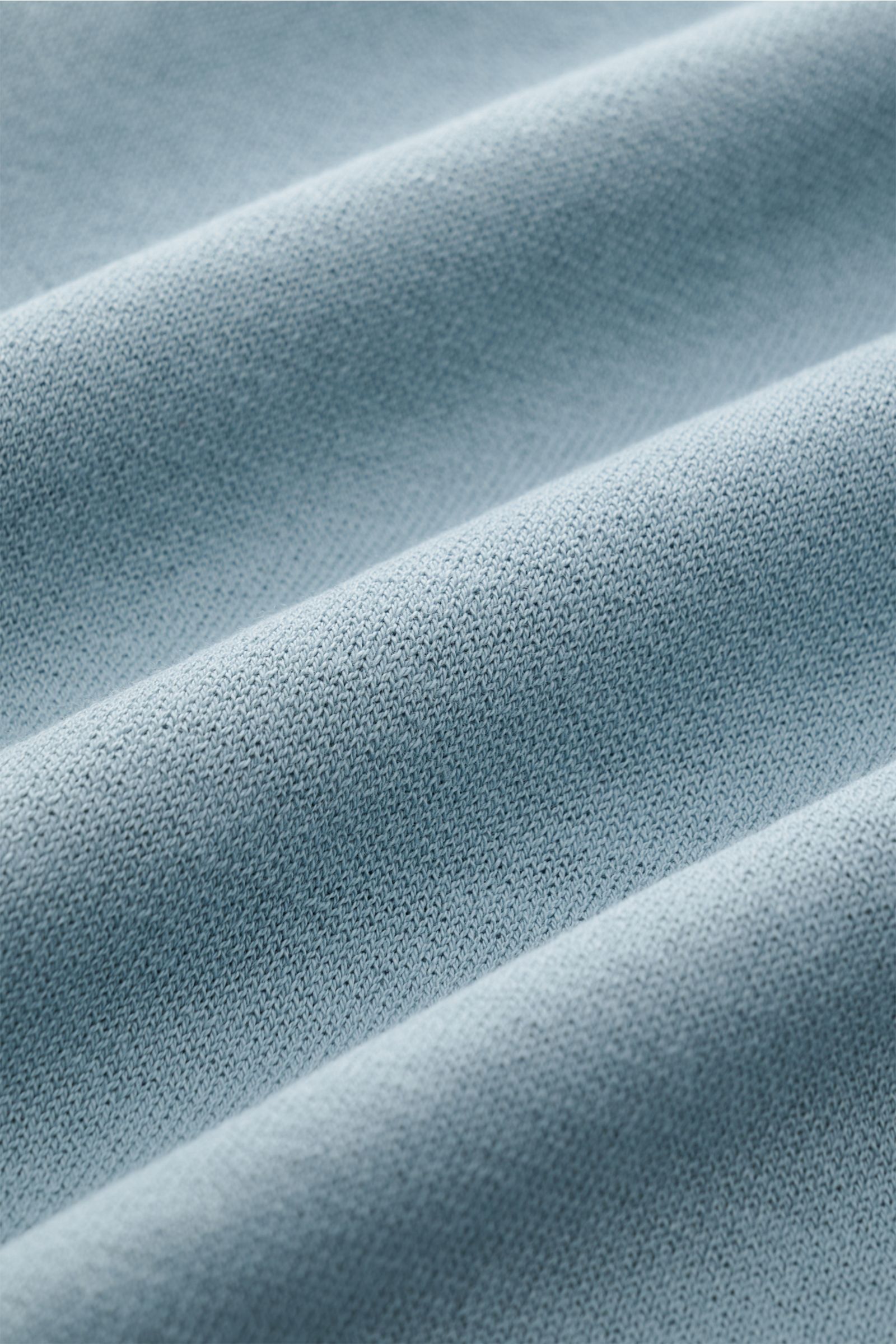 04651/ A trip in a bag Kurzarm-Strickpolo 'Johnny' rauchblau im Detail, feines Strickbild, weicher Griff, reine Baumwolle, Nahaufnahme der Stoffstruktur.