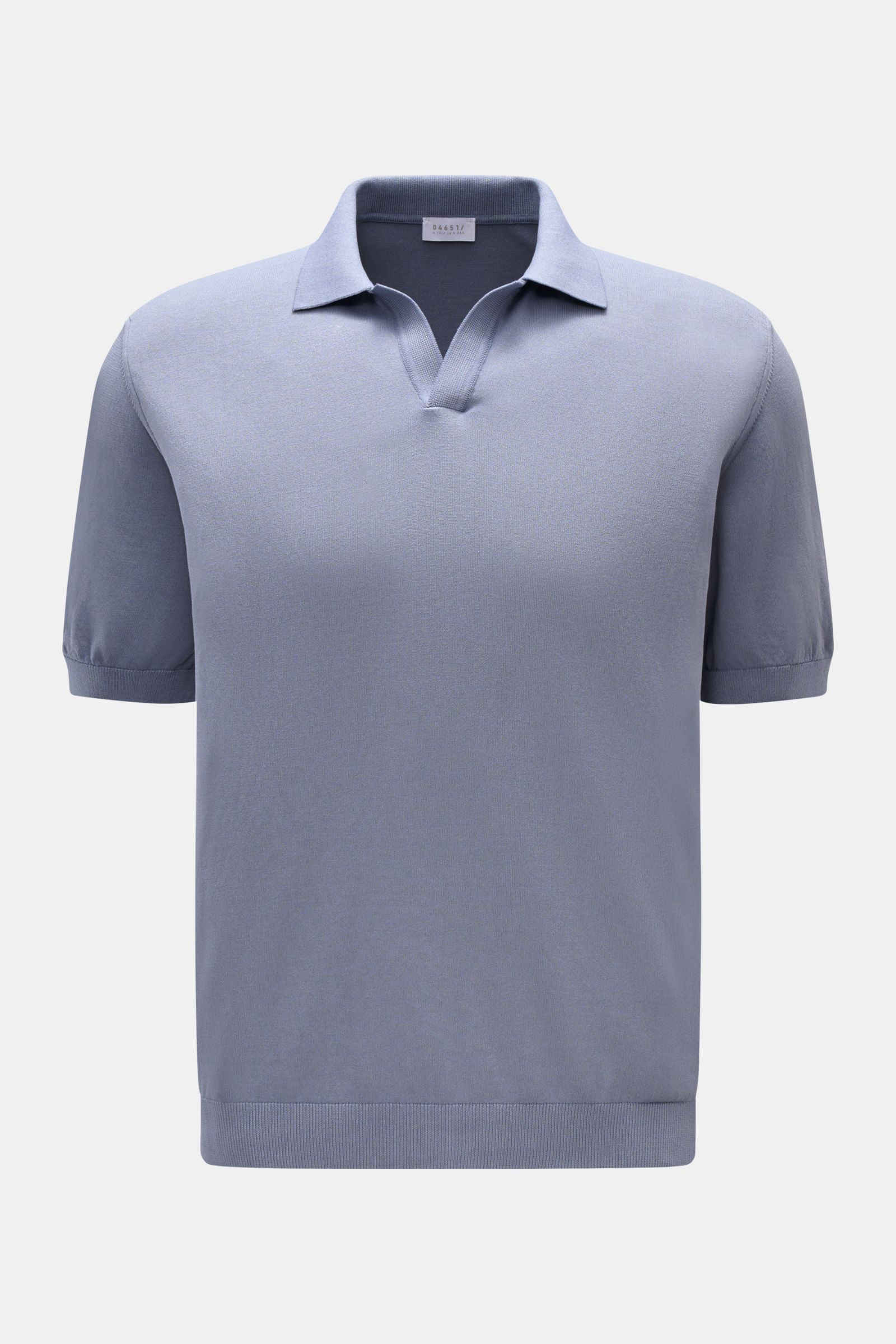 04651/ A trip in a bag Kurzarm-Strickpolo 'Johnny' lavendel, frontal, reine Baumwolle, weicher Griff, feines Strickbild, Regular Fit, Polokragen, Rippbündchen.
