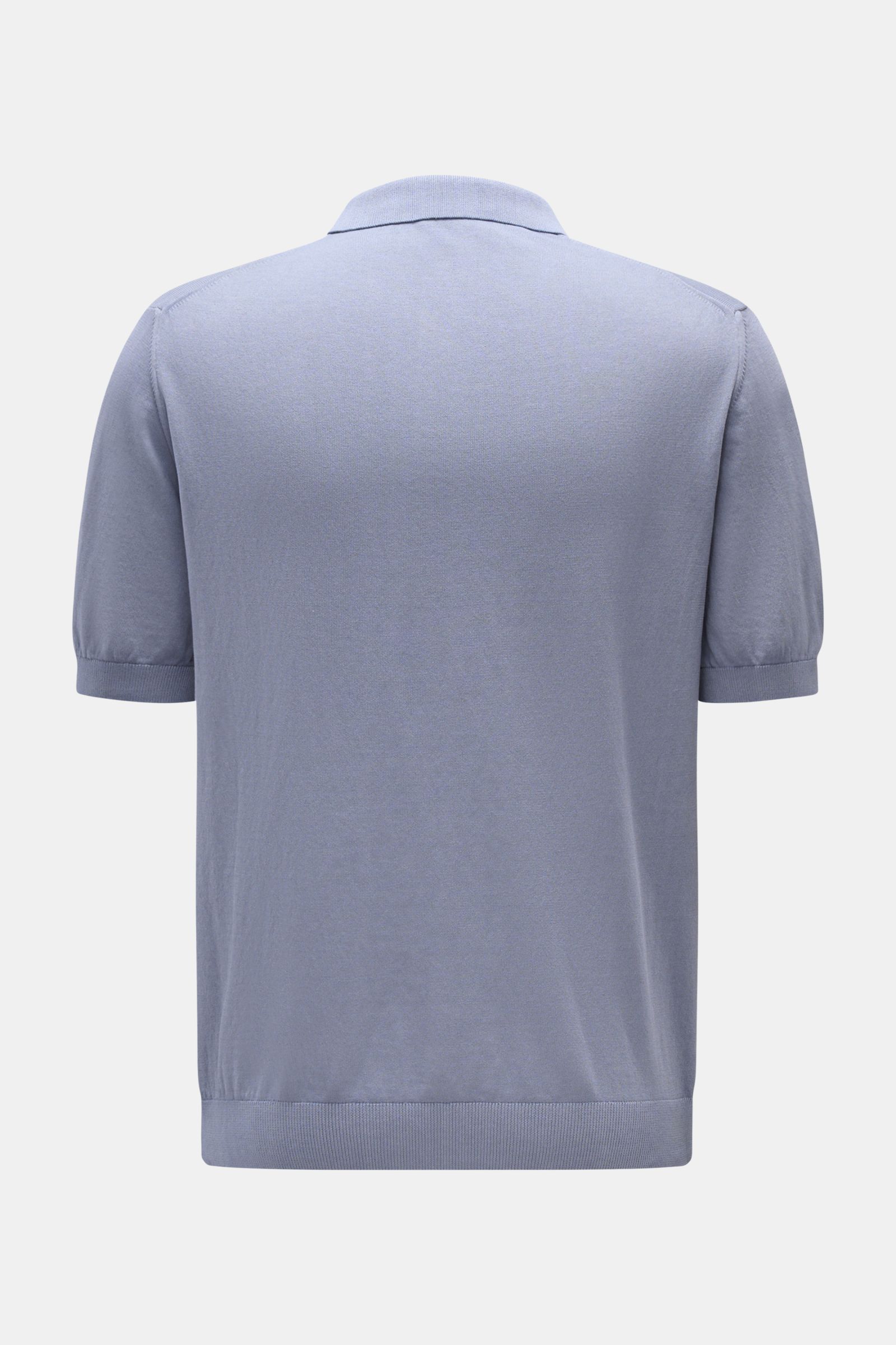 Alt-Tag (124 Zeichen): Rückansicht des 04651/ A trip in a bag Kurzarm-Strickpolo 'Johnny' lavendel aus reiner Baumwolle mit klassischem Polokragen.